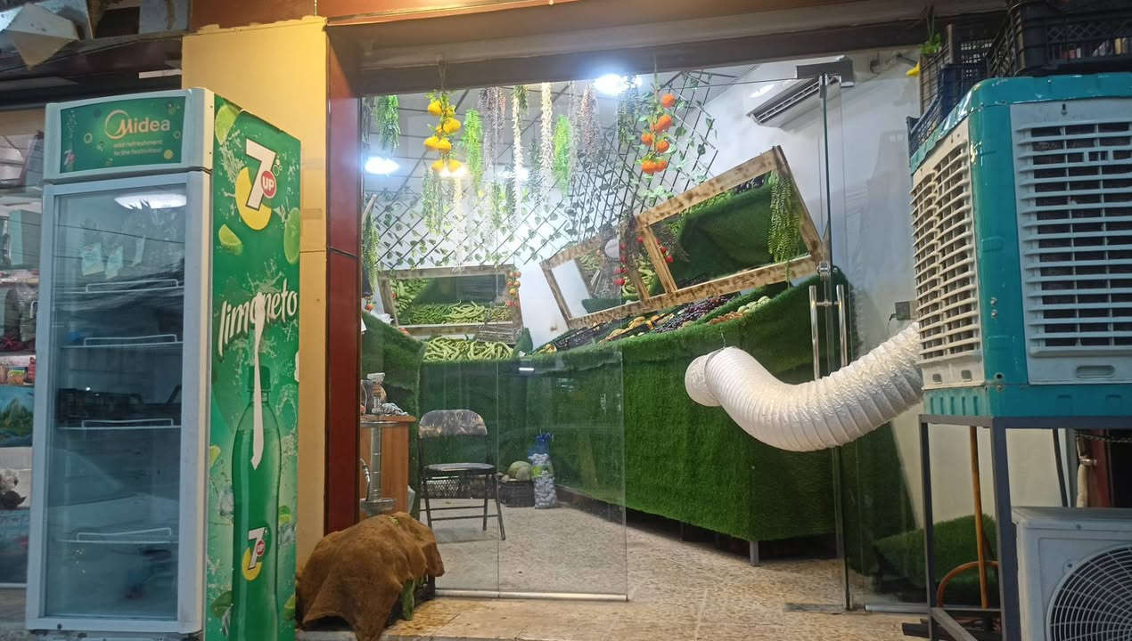 السلام عليكم محل فواكهة وخضراوات للبيع كامل مكمل تجي تستلم مفتاح كامل ديكور وسبلت شرط والعارضه شرط ثلج ومبرده وستتم 3 كامرات شرط جديده مصبوغ جديد وسقف ثانوي جديد جام خانه 
ايجار المحل 125 بالشهر 
المحل مجاور ركن بنص السوك حي الجامعه 
محل كامل للاستفسار تواصل واتساب ***********
