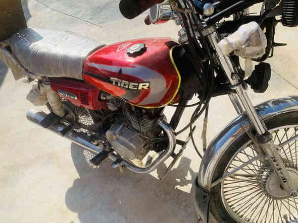 بعد السلام 
يوجد موطور اربعه كير موديل 2021

نضيف حيلل شلعه قويه 

كهربائيات كلها شغاله 

معمر جديد لا صرف ولا بخار 

السعر المطلوب 425وبي مجال قليل لشراي 

الاستفسار ***********
