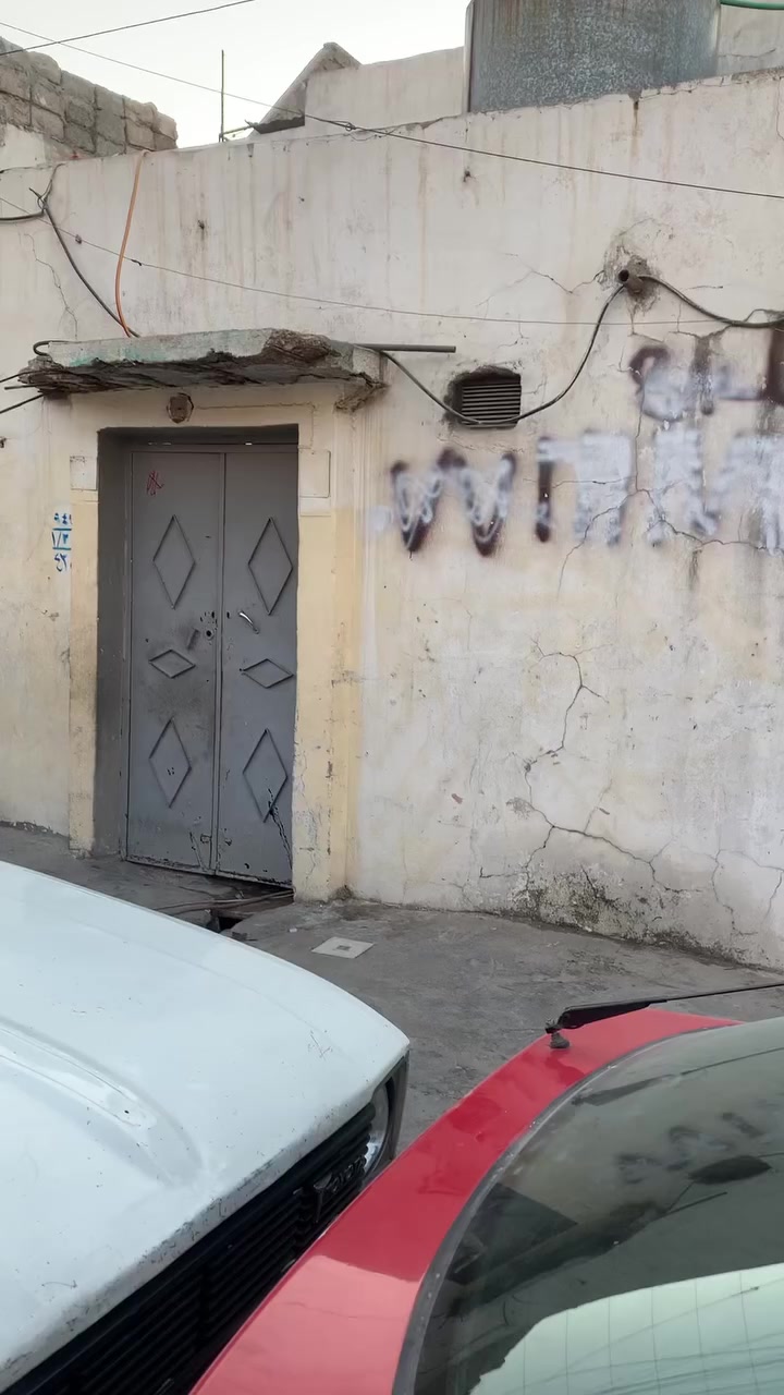 السلام عليكم دار للبيع مساحه 60 متر  الوجه 7 سند ملك صرف
الموقع حي الكرامه قرب مدرسة جابر ابن حيان 
السعر 42 
***********
