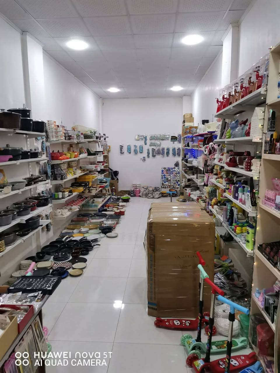 سلام عليكم عندي محل كامل للبيع ويا رفوف غراض كامل
*********** 
عنواني خانقين
