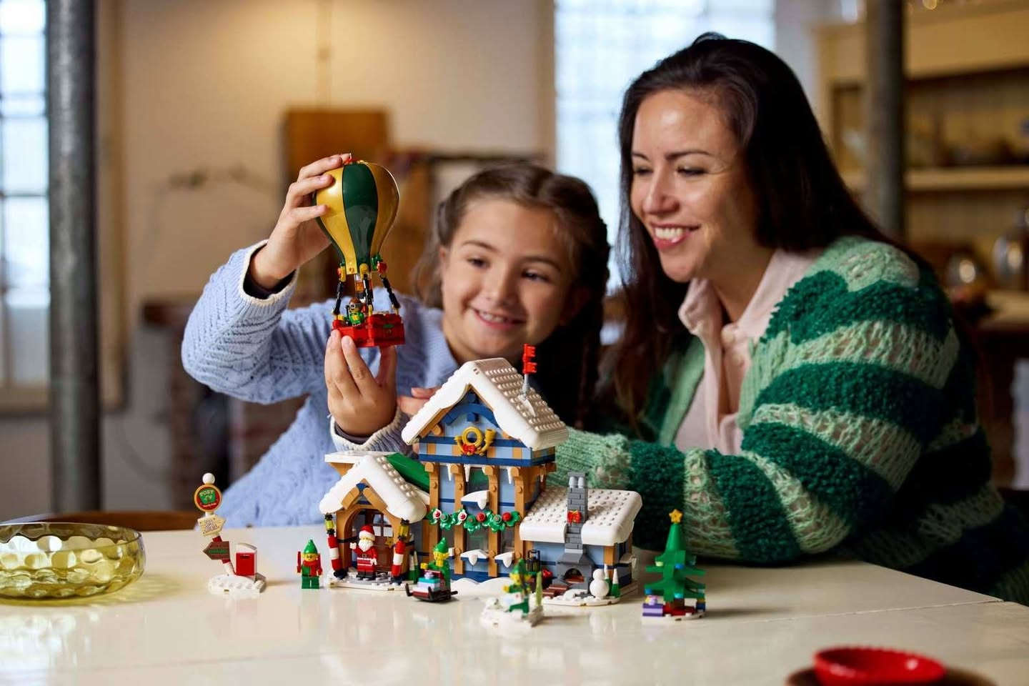 طقم ليجو مكتب بريد سانتا (LEGO Icons Santa's Post Office) الذي يحمل الرقم الكودي 10339. هذا الطقم هو جزء من "مجموعة قرية الشتاء" (Winter Village Collection) من ليجو.
عدد القطع: يتكون الطقم من 1440 قطعة.
الشخصيات: يتضمن شخصية بابا نويل (Santa) و 4 شخصيات أقزام (Elves).
المكونات الرئيسية:
مبنى مكتب بريد مغطى بالثلوج يضم 4 غرف تشمل مكتب سانتا، منطقة فرز البريد، وردهة استقبال مع آلة صنع القهوة.
منطاد هواء ساخن مزود بموقد يضيء عند الضغط على الجزء العلوي منه.
إضافات أخرى مثل شجرة عيد الميلاد، لافتة الطريق، صندوق بريد، زلاجة، ومشهد صيد في الجليد.
الفئة العمرية: مُصمم بشكل أساسي للبالغين والعائلات 
مميزات تفاعلية:
يحتوي الطقم على موقد مضيء في منطاد الهواء الساخن.
يوجد نظام لفرز الرسائل حيث يتم توجيهها إلى عربات حمراء أو خضراء


**إذا كنت صاحب هذا الإعلان وتريد حذفه لأي سبب، رجاءا أرسل رسالة إلى الدعم الفني**