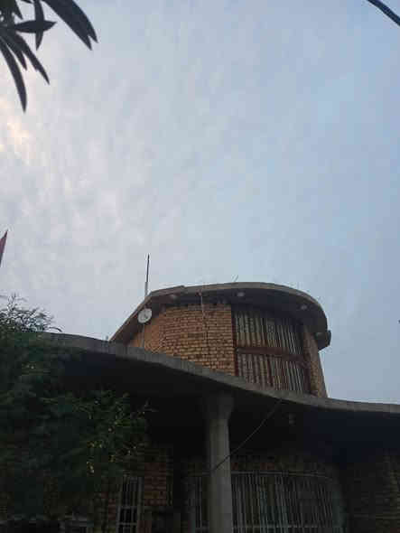 دار للبيع مساحة 400متر مكون من صالة 3اغرف ومطبخ. وبراني. واضافة الئ محل ع شارع. في. الديوانية السنية قرية سادة ال رحمان. لتواصل او الاستفسار تصال ع رقم ***********
