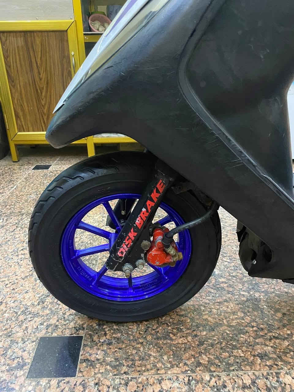 السلام عليكمً ماكس عدله للبيع سعرها٦٥٠وبيه مجال حك الجيه مكينه مفتوحه بوشه ٤٩بلاديه  ناقصها فقط اشاير اماميه وترجع بلاد وكلاه شغاله  مكان المعقل شارع التربيه رقمي***********
