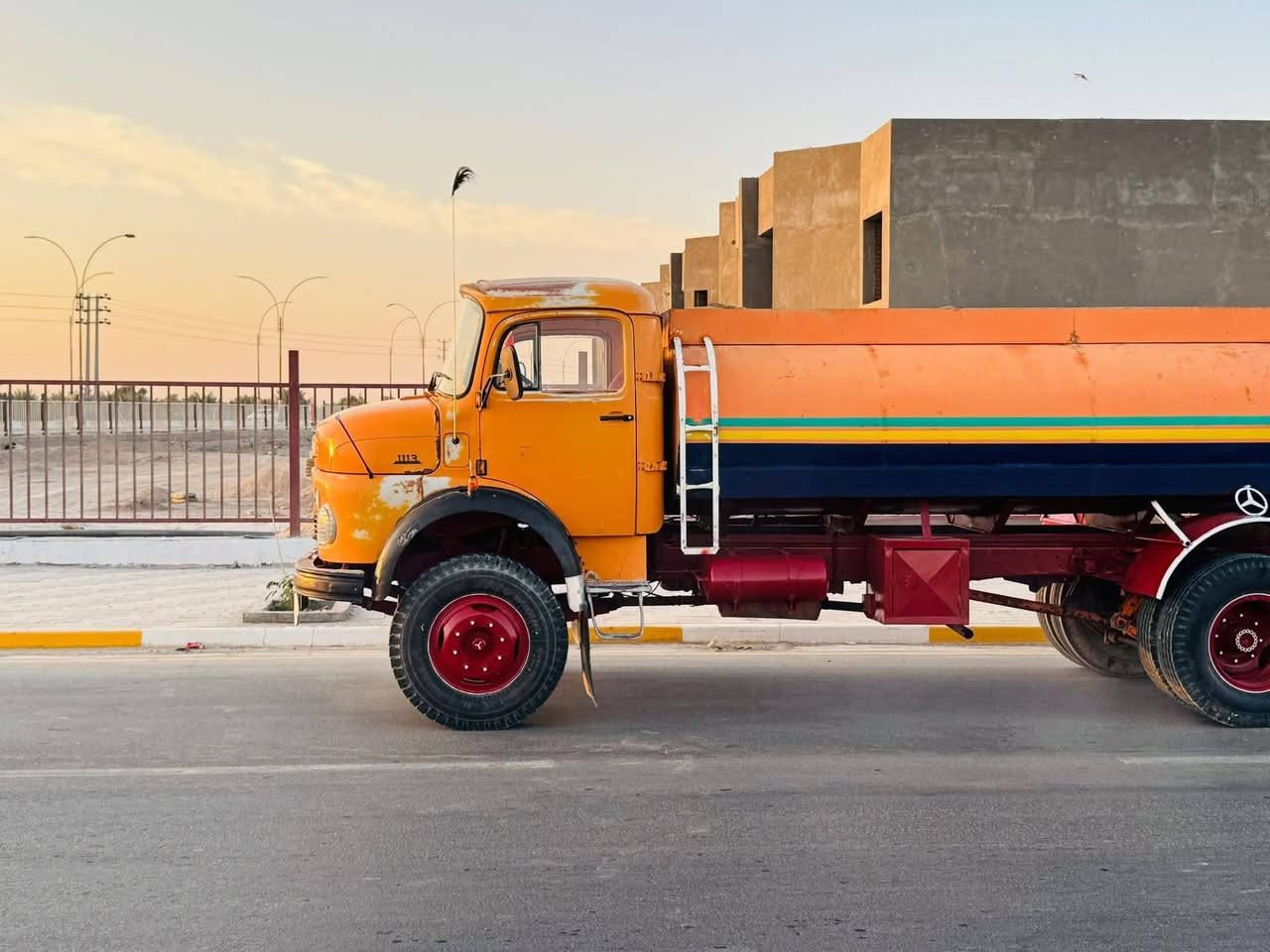 سلام عليكم ابوردين للبيع موديل82 وضع الشركه رقم نجف نكليزي بسمي تحويل ثاني يوم  قماره مكفوله من الصبغ شاصي مكفول  تنكر جديد تخم تاير الاستفتار ***********
