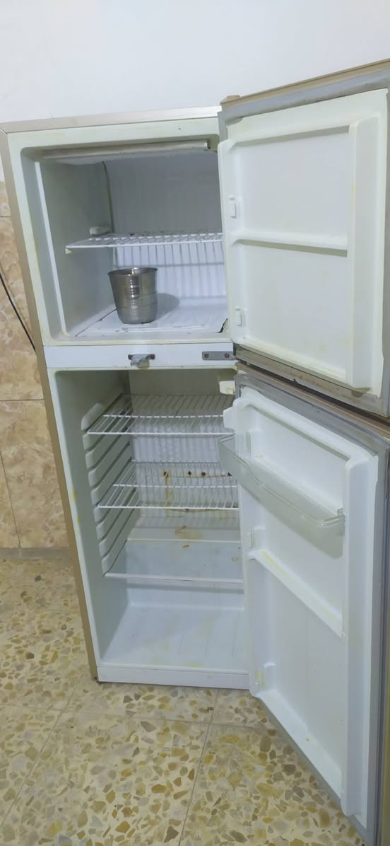ثلاجه وسط نضيفه وشغاله وتجمد السعر ب80الف نهايته العنوان كربلاء حي الغدير ***********
