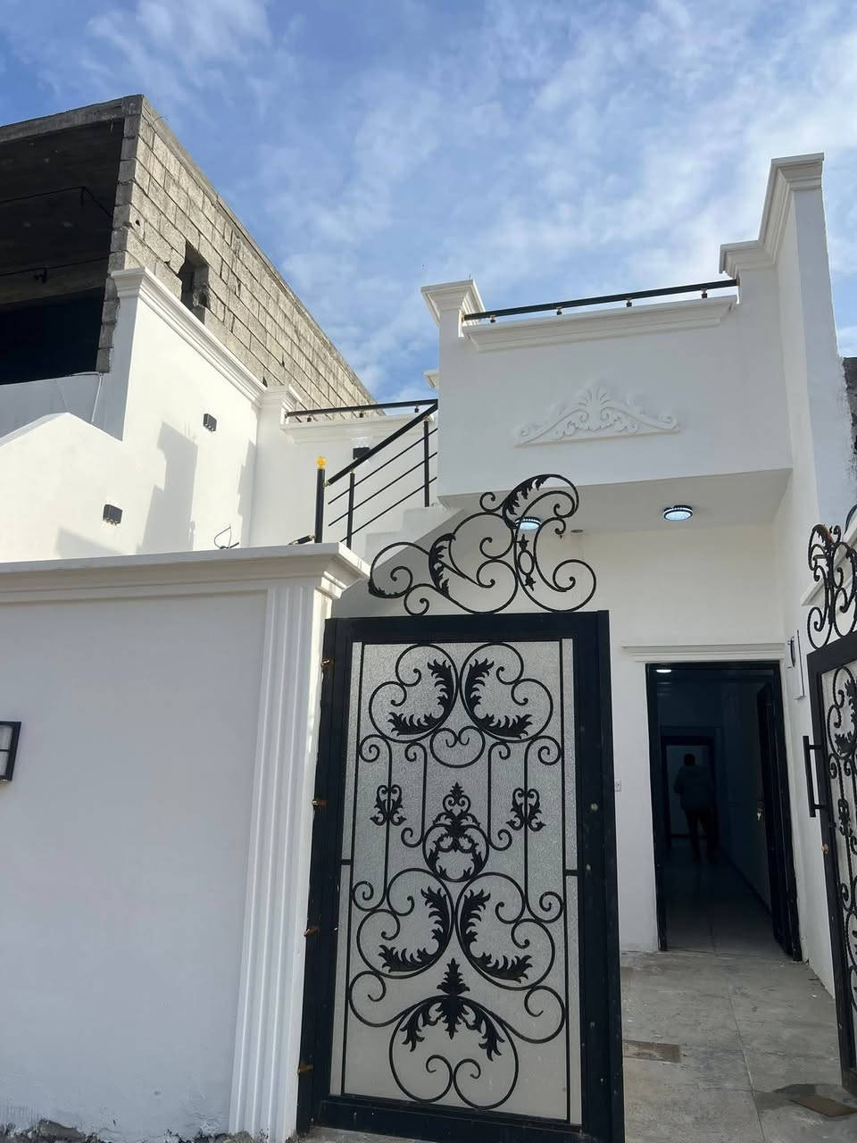 السلام عليكم دار للبيع مساح  100متر نضام دكت اناره مخفيه وجهيه فلين موقع الدار كركوك حي بدر فرع مول حسين سادس فرع  السعر  41 اوبيه مجال الاستفسار الاتصال ***********
