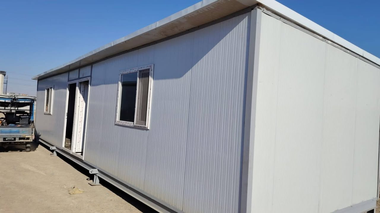 السلام عليكم عندي ٤كرفانات الطول ١٣ م غرفتين قاطع واحد والعرض ٣ونص م للبيع الاتصال ع***********
