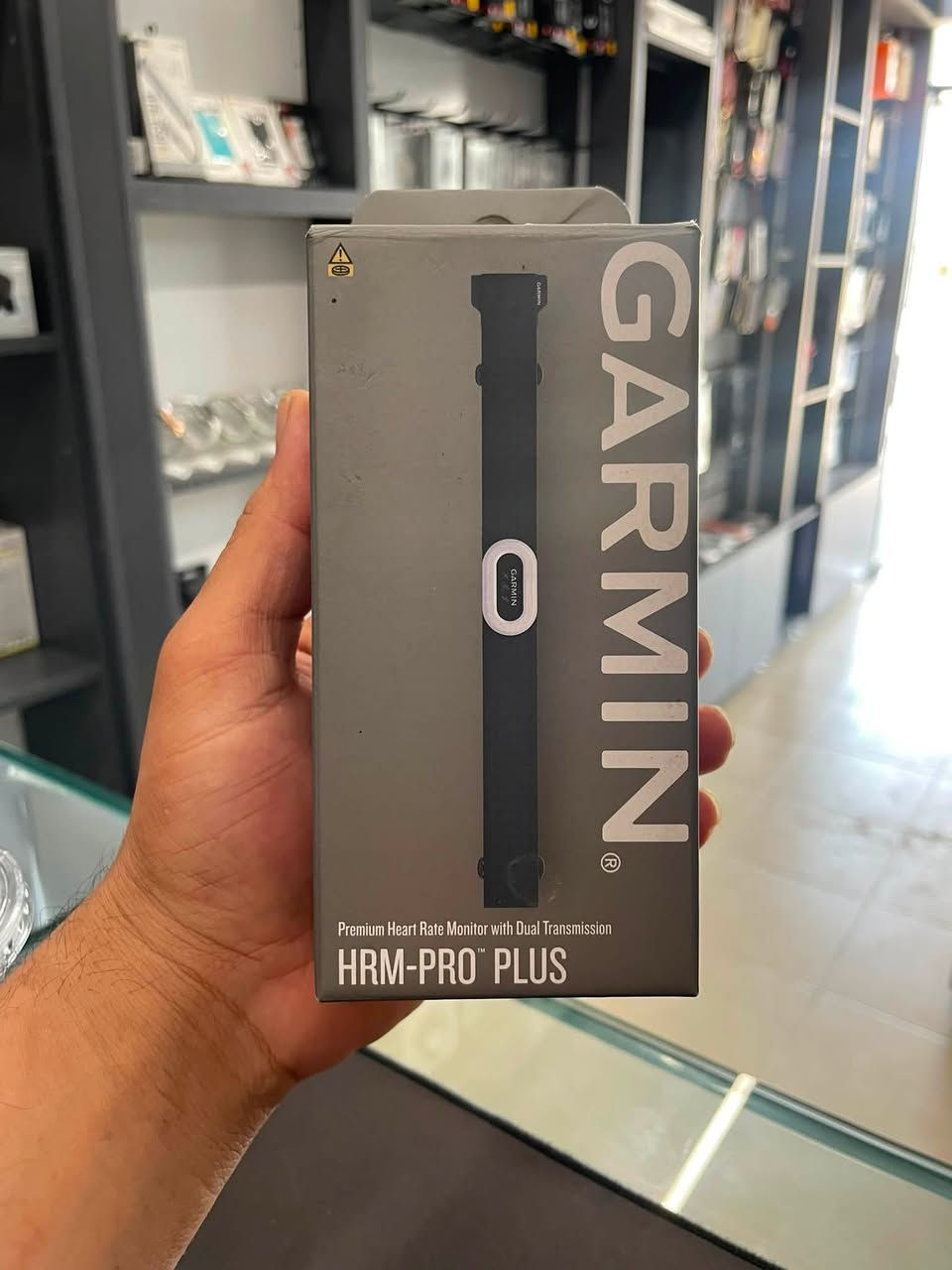 🔥 Garmin HRM-Pro™ Plus - بۆ فرۆشتن 🔥
ئامێری زۆر پێشکەوتووی پێوەری لێدانی دڵ (Heart Rate Monitor) لە کۆمپانیای جیهانی Garmin، تایبەت بە وەرزشوانان و ئەوانەی دەیانەوێت بە وردی چاودێری ڕاهێنانەکانیان بکن!
✨ تایبەتمەندییە سەرەکییەکان:
 * 📡 پەیوەندی دووانە (Dual Transmission): پشتگیری لە ANT+ و Bluetooth دەکات بۆ بەستنەوەی خێرا بە سەعاتی گارمین، ئامێرەکانی هۆڵی وەرزش (Gym) و ئەپەکانی مۆبایل.
 * 🏃‍♂️ داتای وردی ڕاکردن (Running Dynamics): پێوانی هاوسەنگی، درێژی هەنگاو، کاتی بەریەککەوتن لەگەڵ زەوی و هێزی ڕاکردن.
 * 🏊‍♂️ تایبەت بە مەلەوانی و وەرزشی بەکۆمەڵ: داتاکان لە ناوخۆی ئامێرەکەدا خەزن دەکات لە کاتی وەرزشکردندا و دواتر ڕەوانەی سەعاتەکەتی دەکات.
 * 🔋 باتری بەهێز: بە باتری سادەی CR2032 کاردەکات (بە ئاسانی بێ ئامراز دەرگاکەی دەکرێتەوە) و تا ۱ ساڵ بەرگە دەگرێت.
 * 📦 دۆخ: نوێ و بە کارتۆن (Original).
💰 نرخ: [١٠٠.٠٠٠]
📞 پەیوەندی / واتسئاپ: *********** | ***********
📍 شوێن: [هەولێر]
