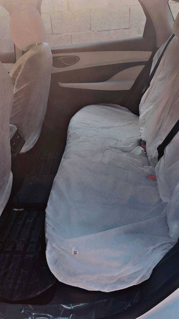 السلام عليكم byd seal 5 موديل 2025 
السعر 18,800,000  دينار عراقي بيهه مجال بسيط 
مرقم بغداد رقم مميز 
ويل كروم 
• موديل 2025 
🔋 المحرك والتقنيات
 • محرك 1500cc اقتصادي (Hybrid + Electric + Petrol)
 • تبريد أمامي وخلفي قطعتين
 • كير طياره تمشيك  مايقارب2100 كم
 • بصمة + كارت دخول ذكي
 • شاشة وسطية
 • كامرة خلفية
 • حساس خلفي 
💡 الإضاءة والتصميم
 • لايت زنون
 • بك لايت LED
 • ويل كروم 
 • داخل جلد لون أبيض
 • تحكم مقود جانبين
ملحقات:- شاحن + ارضيات + كارت+ ماسحات+ فوم+ مثلث وجميع التفاصيل
للتواصل ***********
