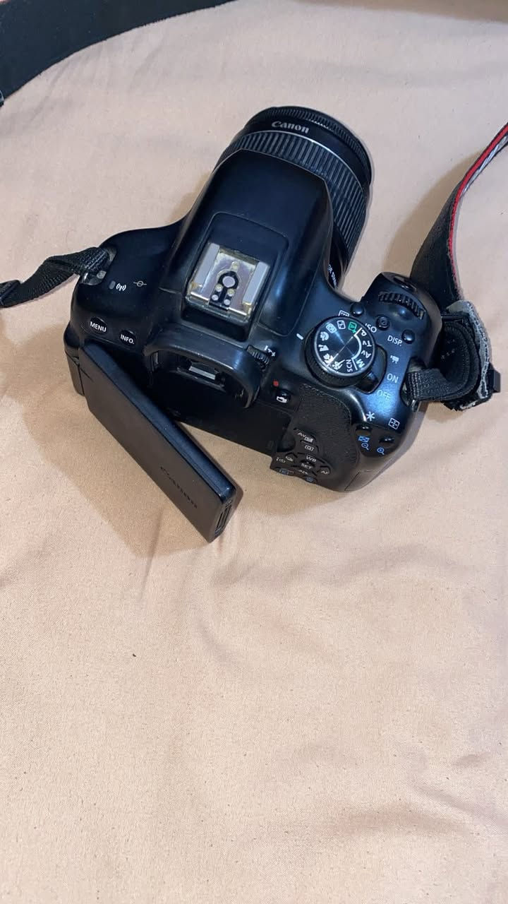 Canon EOS 750D
المواصفات الأساسية:

* نوع الكاميرا: DSLR احترافية للمبتدئين وصناع المحتوى
* دقة المستشعر: 24.2 ميغابكسل APS-C CMOS
* المعالج: DIGIC 6
* تصوير الفيديو:
    * Full HD 1080p حتى 30fps
    * HD 720p حتى 60fps
* الشاشة:
    * شاشة متحركة Flip Screen
    * لمس Touchscreen
    * حجم 3 إنش
* التركيز التلقائي: 19 نقطة AF
* حساسية ISO: من 100 إلى 12800 (تصل إلى 25600)
* التصوير المتواصل: 5 صور بالثانية
* الاتصال: Wi-Fi و NFC
* البطارية: LP-E17
* العدسة الظاهرة بالصورة: Canon EF-S 18-55mm IS STM

مميزات الكاميرا:

* ممتازة للتصوير السينمائي والبدايات الاحترافية
* شاشة متحركة مفيدة للفلوغات والتصوير بزوايا مختلفة
* ألوان كانون جميلة وطبيعية
* تدعم تغيير العدسات
***********

سعر 400
