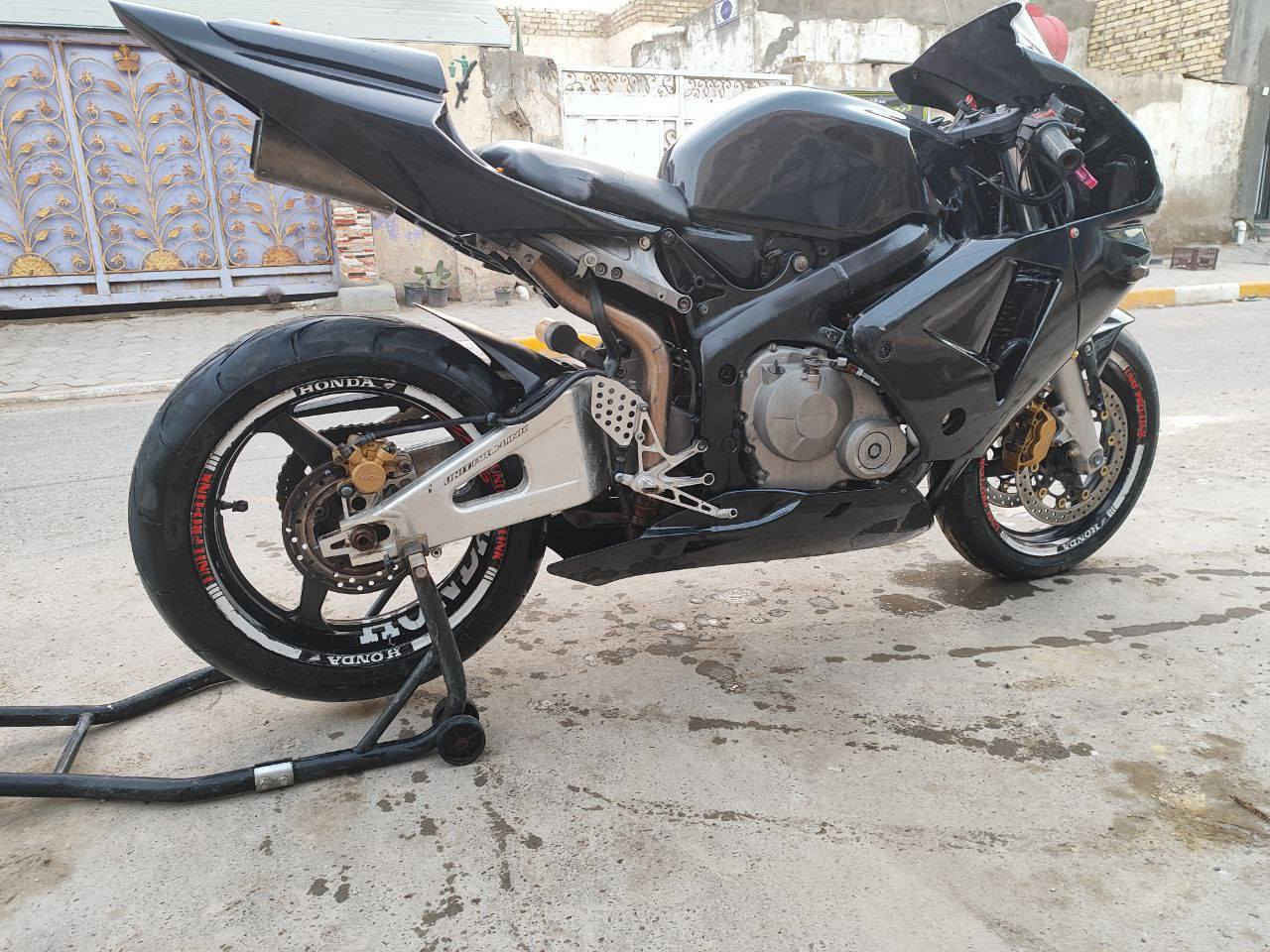 بطح هوندا CBR600RR للبيع ...
رقم وسنويه + تحويل ثاني يوم ،
الدراجه نضيفه شوفت عينك مكفوله 
بيها كم ملاحضه بسيطه
باقي التفاصيل اتصل وبيك خير وتدلل
 *********** مكاني ديوانيه

