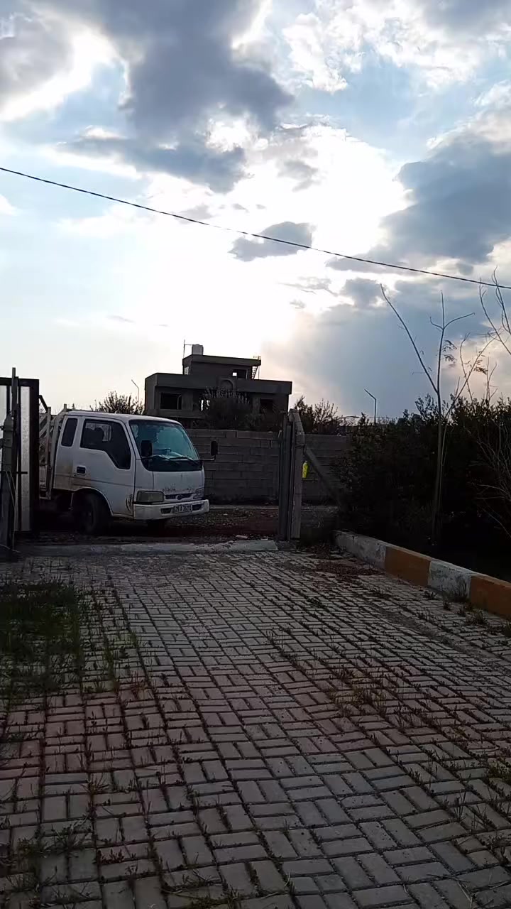 الحمدلله  نشتغل كافت انواع الحدايق تقليق تقليم تنضيف   يخص الحدايق احنه جاهزين  الاستفسار الاتصال ***********
