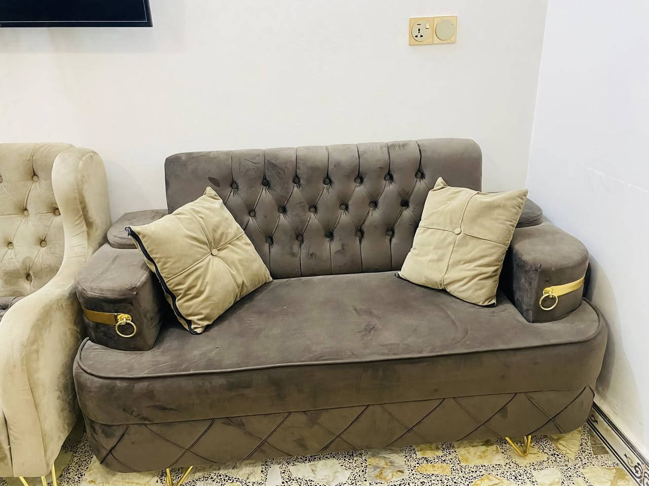 للبيع
تخم عشر مقاعد 
شغل عراقي تسكام 
نظيف جدا بدون اي ضرر
السعر ٥٠٠ الف
المكان النجف شارع المطار 
 واتساب ***********
