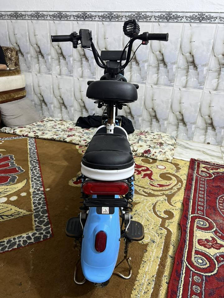 دراجةللبيع شحن تحتوي على 4 بطاريات كهربائيات كلها شغالة السعر 230 وبيها مجال  تواصل على هاذ الرقم ***********
