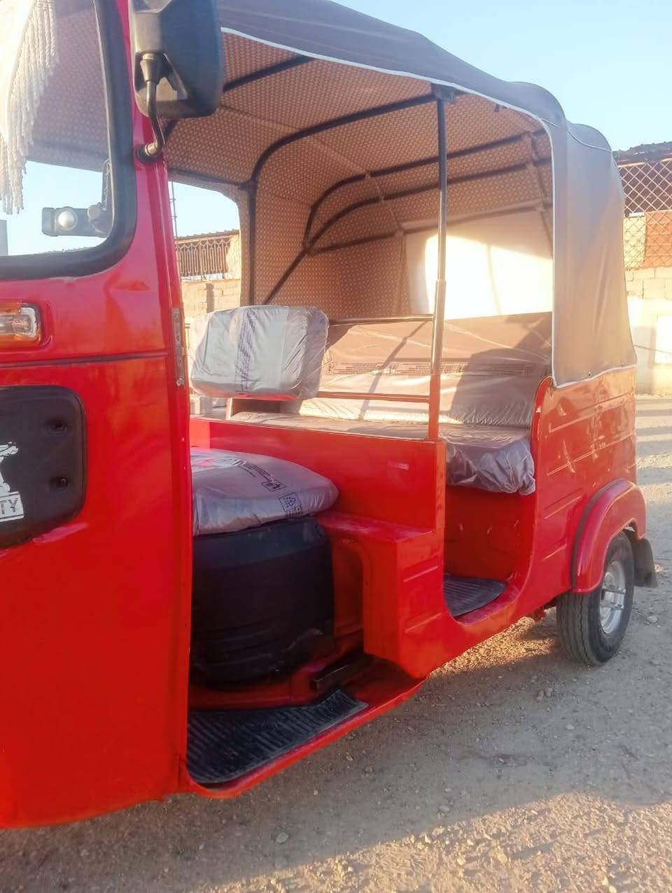 للبيع موديل 17 رقم وسنويه شرط التحويل مكاني بغداد ارشاد السعر 4300 وبيها مجال شي قليل التكتك كبل لشارع ***********
