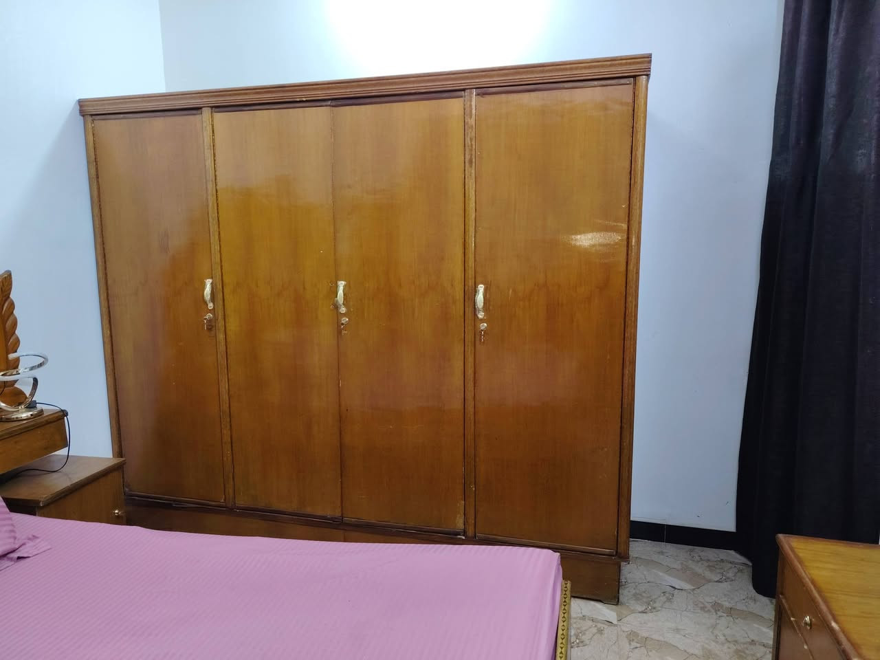 غرفه للبيع خشب نضيفه سعره 350 وبيها مجال بسيط مكاني بغداد وهاذ رقمي *********** اتصل وتدلل
