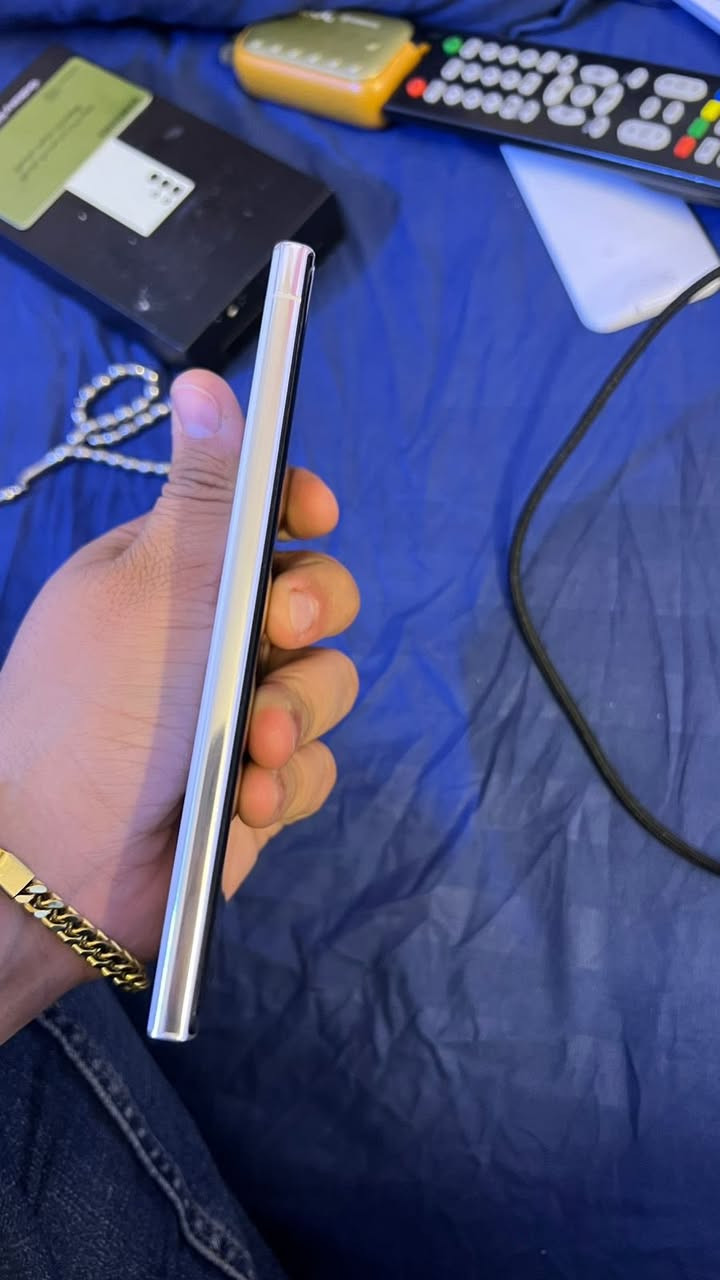 S23ultra
ابيض 
ذاكره 512
شخط واحد مابي عدا هاي الطخطخات الخفيفه موضحه بلصور نضافه 99% كلشي مامبدل بي الجهاز وتر بروف يعني تاخذه تفحص وين ميعجبك كارتونه بس موجوده يعني ماكو شاحنه بس كارتونه الاصلي 

رايده ب 875 وبي مجال   بسيط الي يكول ليش غالي تره 512 مو 256

جماعه المراوس لحد يوصل يمي ماراوس 
رقمي:
7892245724
مكاني بغداد المنصور
