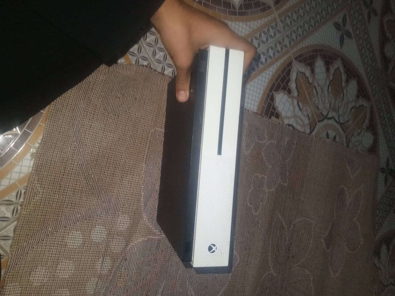 عليكم ورحمه الله وبركاته عندي اكس بوكس ون اس نضافته مثل ما واضح بل صوره نضيف حيل  جهاز مفتوح فقط قفط قفط تنضيف تنضيف
بي قرص ما ينكرفت و العبه بي 26 و فيفه 26 والعبه اسفت اساطير جهاز بسعه ذكرته 365 جهاز بي يوتيوب وبي منصات  جهاز حلو ونضيف ويه يدات 2 واحد من جبته واحد. مشتريه اذ جهاز اذ اشترك كيم باص شهربن سعر 170الف وبدون 150 الف المكان بصره حيانيه الرقم 
***********
عليكم ورحمه الله وبركاته عندي اكس بوكس ون اس نضافته مثل ما واضح بل صوره نضيف حيل  جهاز مفتوح فقط قفط قفط تنضيف تنضيف
