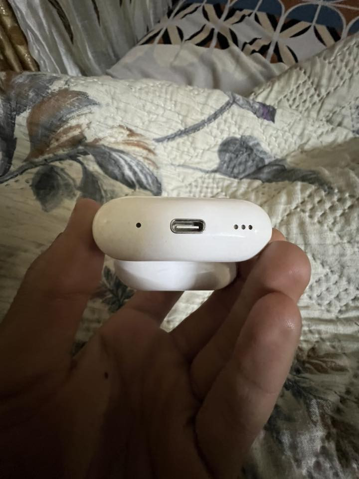 السلام عليكم ورحمة الله وبركاته
ايربود ابل اصلي100‎%‎جهاز تربطه عل جهاز لكيشن ومسامعه معروفه صوت عالي سعر 25وبيه مجال بصيط ***********
