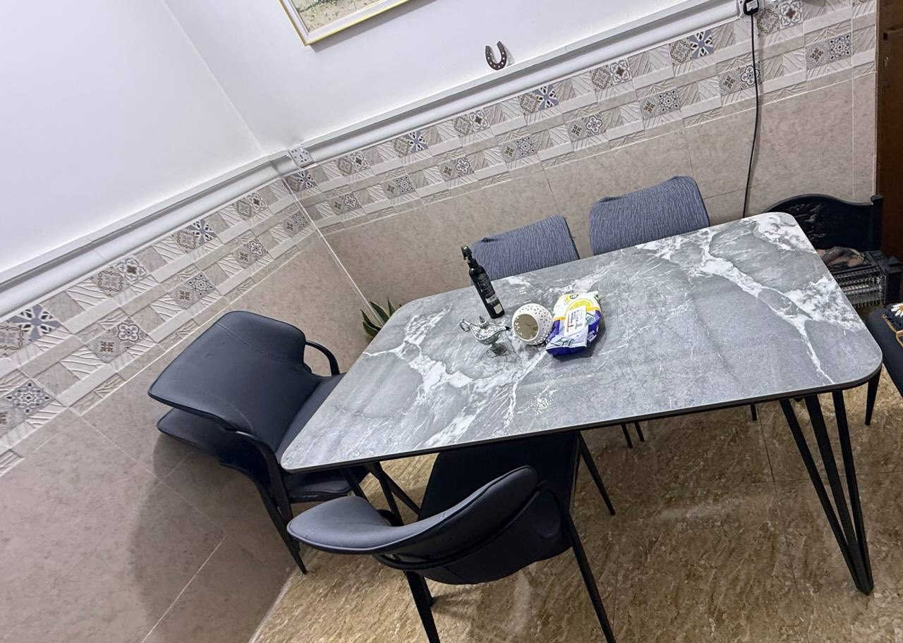 السلام عليكم ميز طعام للبيع مع كراسي عدد 6 امانة الله اخو الجديد ما عدا كرسي واحد بي ضرر كلش قليل بالصوره موضح سعره 300 قفل مكاني بغداد حي الفرات للأستفسار 7734985490
