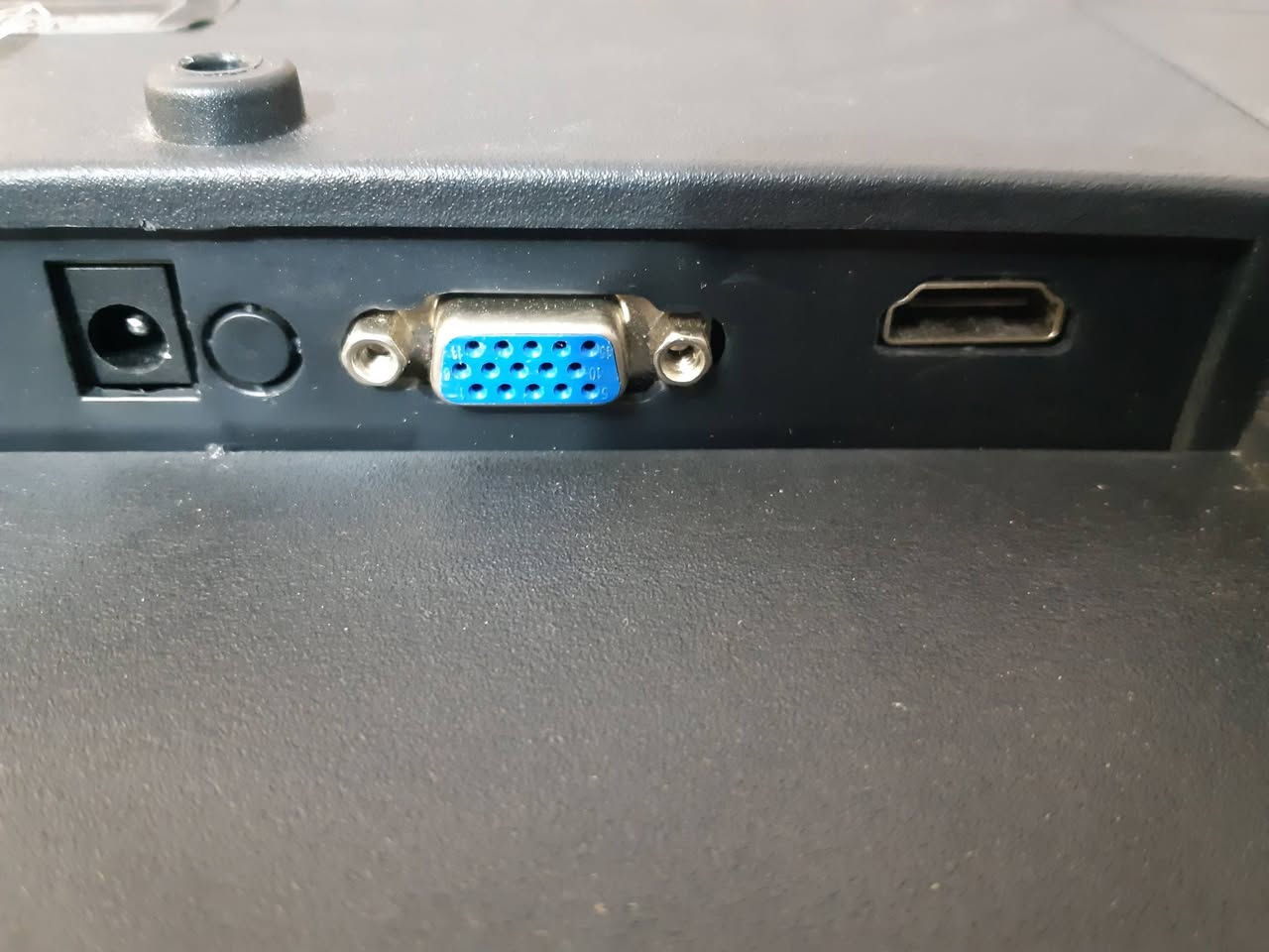 السلام عليكم
متاح شاشة من شركة  1080× 1920 MSAA حجم 24 انج نظيفة جدا السعر ( 65 الف ) وبيه مجال قليل الي يحب يتواصل ماسنجر موجود واتساب واتصال  *********** .

تحياتي.
