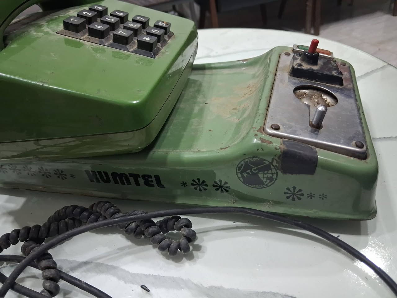 حصالة هاتف قديمة من ماركة KUMTEL، من أواخر السبعينات، قطعة تراثية جميلة لهواة الاقتناء وجمع المقتنيات النادرة.
معها هاتف ألماني قديم بكبسات أصلية، بحالة جيدة جداً.
القطعتان مناسبتان للديكور والعرض التراثي.

سعر حرق للقطعتين معاً.
متوفر خدمة التوصيل. 📞📦


**إذا كنت صاحب هذا الإعلان وتريد حذفه لأي سبب، رجاءا أرسل رسالة إلى الدعم الفني**