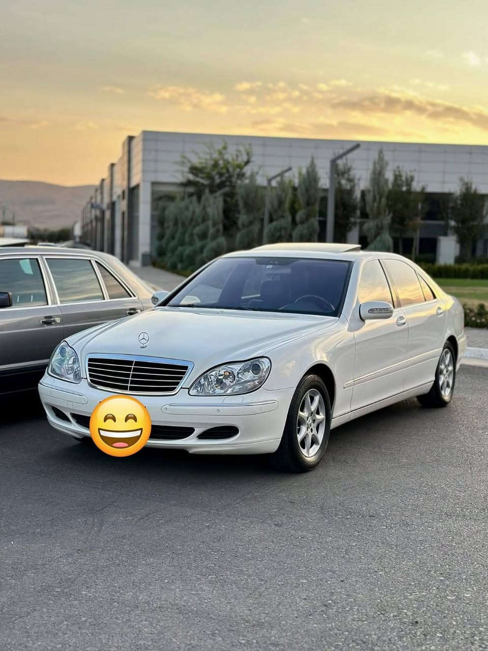 تحفة للبيع 🌟
***********
​Mercedes-Benz S 500 موديل 2004(أصل)
​🚗 الحالة: للبيع السيارة شرط "باكيت لوك" وجاهزة من كل النواحي.
​🛠️ الملحقات: العدّة كاملة مع السبير والكتالوجات الأصلية موجودة.
​📄 الأوراق: رقم بغداد (مشروع وطني) باسمي، أصولية مع سنوية وهزة وفحص جديد.
​🔹 البدن والسلامة:
​مكفولة من الحادث والضربة.
​تحتوي على قطع ونصف رش "كلير" تجميلي في اليابان فقط.
​
​جام أزرق عازل للحرارة + ايرباكات سليمة بالكامل.
​🔹 المواصفات والتفاصيل:
​🔑 بصمة تشغيل + صندوق شفط.
​☀️ سلايد روف (فتحة سقف).
​🎈 نظام التعليق: 4 جوبلسات بحالة ممتازة (تصعد وتنزل حسب الرغبة).
​🪑 الداخل: جلد أسود بحالة جديدة جداً + كشنات كهرباء مع ميموري (3 وضعيات) وهتيارات (تدفئة).
​❄️ التبريد: 3 قطع + ثلاجة وسطية.
​🎡 الستيرن: تحكم جهتين + كهرباء + تدفئة ستيرن.
​💡 الإضاءة: لايتات زينون بلادية + داينمك (تتحرك مع الستيرن) + زراك لايت + لايت أوتو + إنارة ترحيبية خارجية وداخلية.
​🔊 الصوت والترفيه: سستم صوت BOSE احترافي + شاشة وسطية 3 أنظمة + شاشة أعطال.
​⚙️ القيادة والأداء: كير 3 وضعيات (Sport / Comfort / Auto) + مثبت سرعة (كروز كنترول).
​🛞 الويلات والحدادية: ويل 19 بلادي + صدر أمامي وخلفي جديد.
​🛡️ إضافات أخرى: حساسات أمامي/خلفي + حساس مطر + مري قلاب مع الرجوع + دوسات نيكل كروم.
​📝 ملاحظة:
السيارة بدون أي نقص نهائياً، أحلى من الصور، تجي تشغل وتتوكل على الله.
​📍 المكان: بغداد
📞 رقم الهاتف (للاستفسار): ***********
(يرجى الاتصال تلفونياً لعدم التواجد المستمر على الإنترنت)
💰 السعر: اتصل وتدلل (سبب عدم ذكر السعر تجنباً لكسر حلال الناس).
