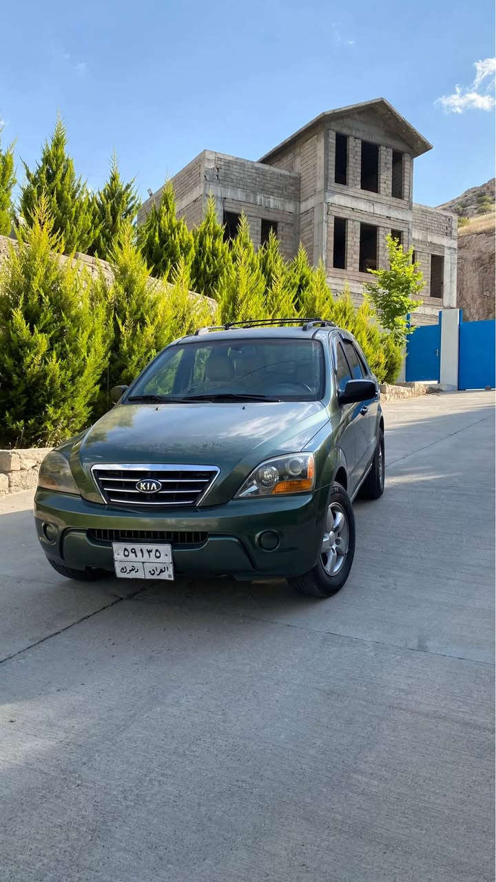 كيا سورينتو 2007 ئه مريكى V6 گئر مكينه ب شه رت تبريد سه ر سويجى داخلى زه ر بي دعم و بى سبغ تنئ ٣ قتعين بجيك بغن بو جانى شبه ر كحلينئ حساس تحديد سرعه هه ر جار تايره جديد لايت زينو شاشه ئايپاد قفل مركزى هه ر جار جام كهرباى ده بل اكسل سياره كا نه رم و خوشه تحويل وكاله ژى هه ر گافا ته دفيت سعر 87$ و بيجه ك مجال دهوك. ***********

📣 كيا سورينتو 2007 (وارد أمريكي) للبيع
المواصفات والجاهزية:
 المحرك: 6 سلندر (\bm{V6})، مكينة وكير بشرط الفحص.
 التبريد: مكيف ممتاز (بشرط التبريد).
 نظام التشغيل: سويتش (تشغيل مفتاح).
 الداخلية: بيج (داخلي أصفر/بيج).
 البودي (الهيكل): خالي من الحوادث والصبغ (بدون دعم وبدون صبغ)، عدا 3 قطع صغيرة جداً تم تعديلها أو صبغها تجميلياً فقط بسبب شخوط (تكحيل) ومن أجل الجمالية.
 الإطارات: 4 تواير (إطارات) جديدة.
 الإضافات: لايتات زينون، شاشة آيباد، و4 جامات (نوافذ) كهربائية.
 نظام الدفع: دبل إكسل (\bm{4\times4}).
حالة السيارة والتحويل: السيارة ناعمة جداً، مريحة في القيادة، وما تحتاج أي مصاريف. بالنسبة للتحويل أو الوكالة جاهزة في أي وقت تريده. 💰 السعر والموقع:
 السعر: 87 ورقة (\bm{8,700}) وبيه مجال بسيط للشراي.
 الموقع: دهوك.
 للتواصل والاستفسار: *********** دهوك, العراق
