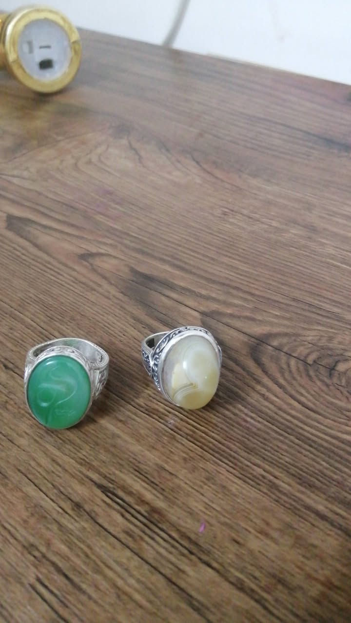 محابس فضة قديمة (تراثية)
الخواتم موجودة لدى المقتني منذ 7 سنوات، مما يعطيها قيمة الأقدمية والاستخدام الشخصي.
​1. الخاتم الأول: عطف سليماني (زيتي)
​نوع الحجر: عطف سليماني زيتي مميز.
​التفاصيل: يظهر فيه ثلاث عيون واضحة، وهو من الأحجار المطلوبة جداً لما يُعرف عنها من خواص "العطف" والقبول.
​اللون: زيتي متدرج مع عروق طبيعية.
​2. الخاتم الثاني: عقيق أخضر (منقوش)
​نوع الحجر: عقيق أخضر بلمعة جميلة.
​النقش: محفور عليه اسم "علي" (عليه السلام) بشكل فني (مقوش).
​الصياغة: فضة عيار 925، والصياغة يدوية قديمة متينة.
​ميزة خاصة: الفضة منقوشة برسم "سيف الإمام علي" (ذو الفقار)، مما يضيف للقطعة هيبة وجمالية خاصة.
​ملاحظة: البيع للقطعتين معاً، والصور توضح نظافة الأحجار وشغل الفضة اليدوي.


**إذا كنت صاحب هذا الإعلان وتريد حذفه لأي سبب، رجاءا أرسل رسالة إلى الدعم الفني**