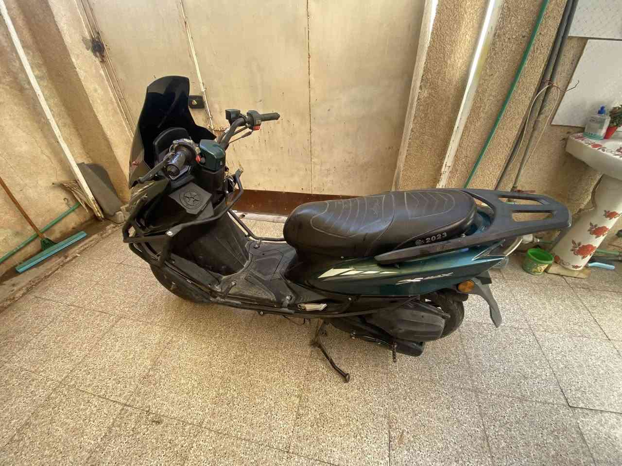 دراجه سترونك صيني نضيفه وجديده مكفوله محرك مامفتوح كامله مكمله سلف هندر باتري جديد كهربائيات كلها شغاله دراجه مال دوام شرط 
سعرها 500 وبيها للشراي مكاني كربلاء حي الوفاء
***********
