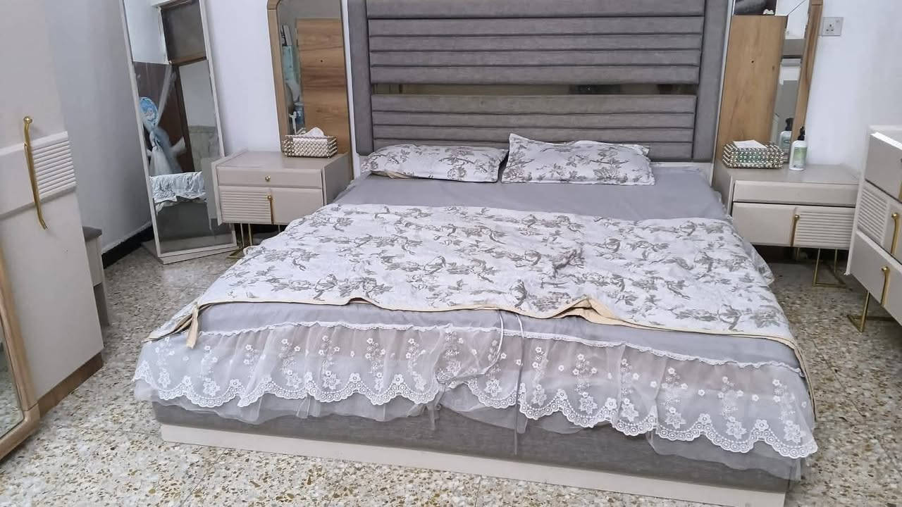 السلام عليكم غرف تركي ضخمات كلش اي ضرر مابيهن سبب البيع سفر مستعجل على بيعهم الشراي يتصل *********** سعر ٣٥٠ واذا ثنينهم سوه بيهن مجال
