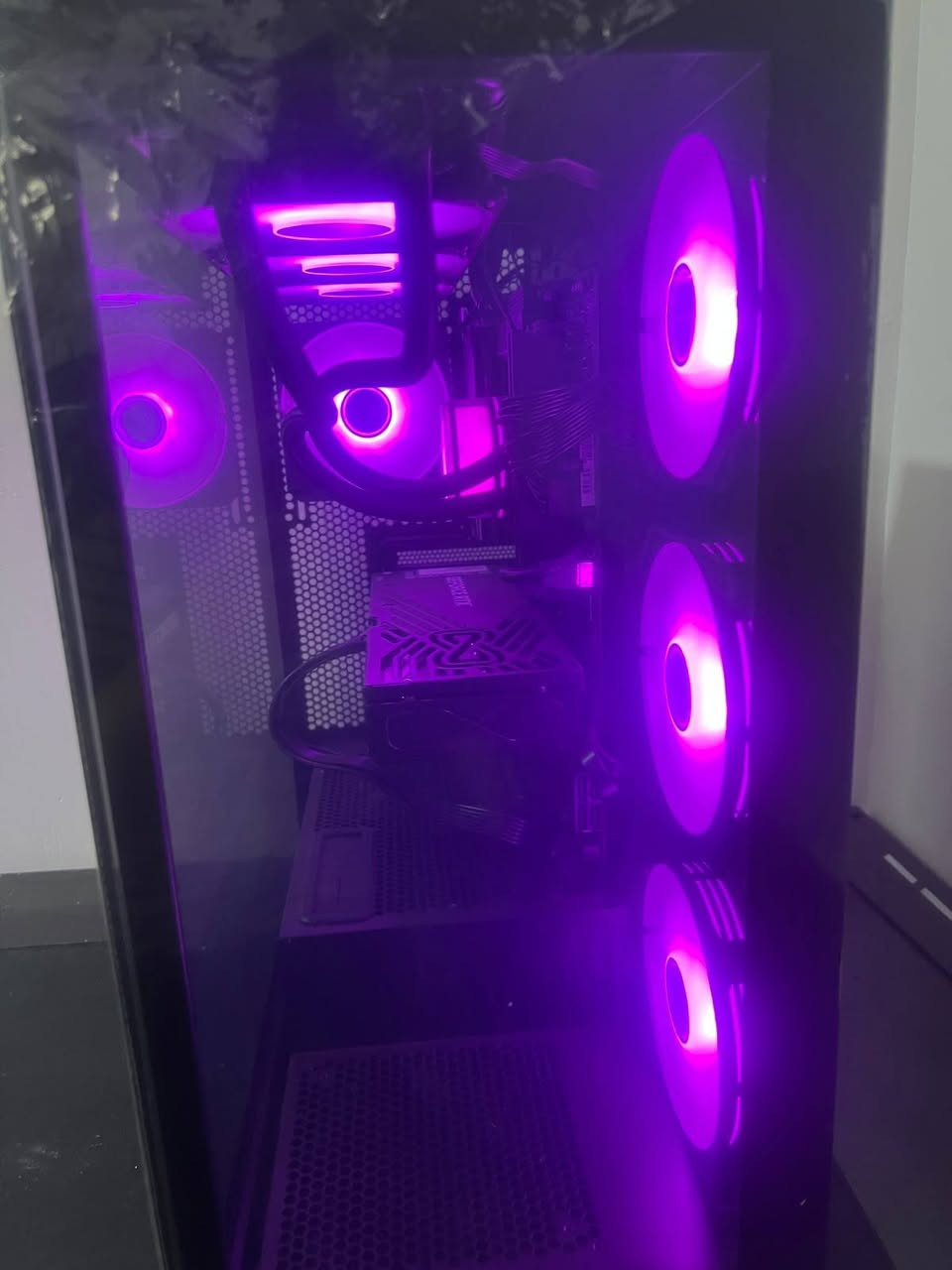 🔥 للبيع تجميعة PC احترافية – Gaming / Workstation 🔥
إذا تبحث عن جهاز قوي يشغل أحدث الألعاب ويقدم أداء ممتاز بالمونتاج، التصميم، والبرامج الثقيلة، فهذه التجميعة خيار ممتاز.
المواصفات | Specifications:
المعالج | CPU: Intel Core Ultra 7 265K
اللوحة الأم | Motherboard: Gigabyte Z890 UD
كرت الشاشة | Graphics Card (GPU): Palit GeForce RTX 5070 Infinity 3 12GB
الذاكرة | RAM: ANACONDA 32GB (2×16GB) DDR5 6000MHz CL38
التخزين | Storage: Lexar NM620 1TB M.2 NVMe SSD
الكيس | Case: SAMA Neview 4503BK Black
مزود الطاقة | Power Supply (PSU): Thermalright TR-SG850S 850W 80+ Gold
مبرد المعالج | CPU Cooler: ESGAMING CZ-360 Black Liquid Cooler (360mm)
المميزات | Features:
🎮 مناسب لأحدث الألعاب على دقة 2K و4K.
🎬 ممتاز للمونتاج، التصميم، والبث المباشر.
⚡ سرعة عالية في تشغيل النظام والبرامج.
📍 الموقع | Location: بغداد
💰 السعر | Price: (٣ مليون ) قابل للتفاوض بالمعقول
📩 للتواصل | :  ***********
