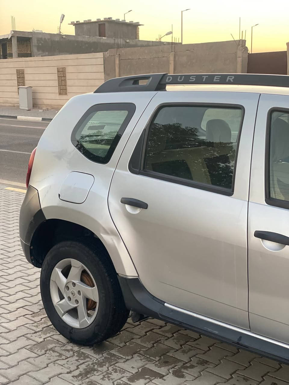 السلام عليكم 
رينو داستر مديل 18 مكينة كير كفاله حداديه تبريد جاهزه رقم بصرة باسمي جاهزه للتحويل ما بيها نقوصات البدي كفاله من الضربه القويه والصبغ والتبديل بيها طخات شوف العين السعر 100 وبي مجال قليل للشراي للاستفسار  ***********
