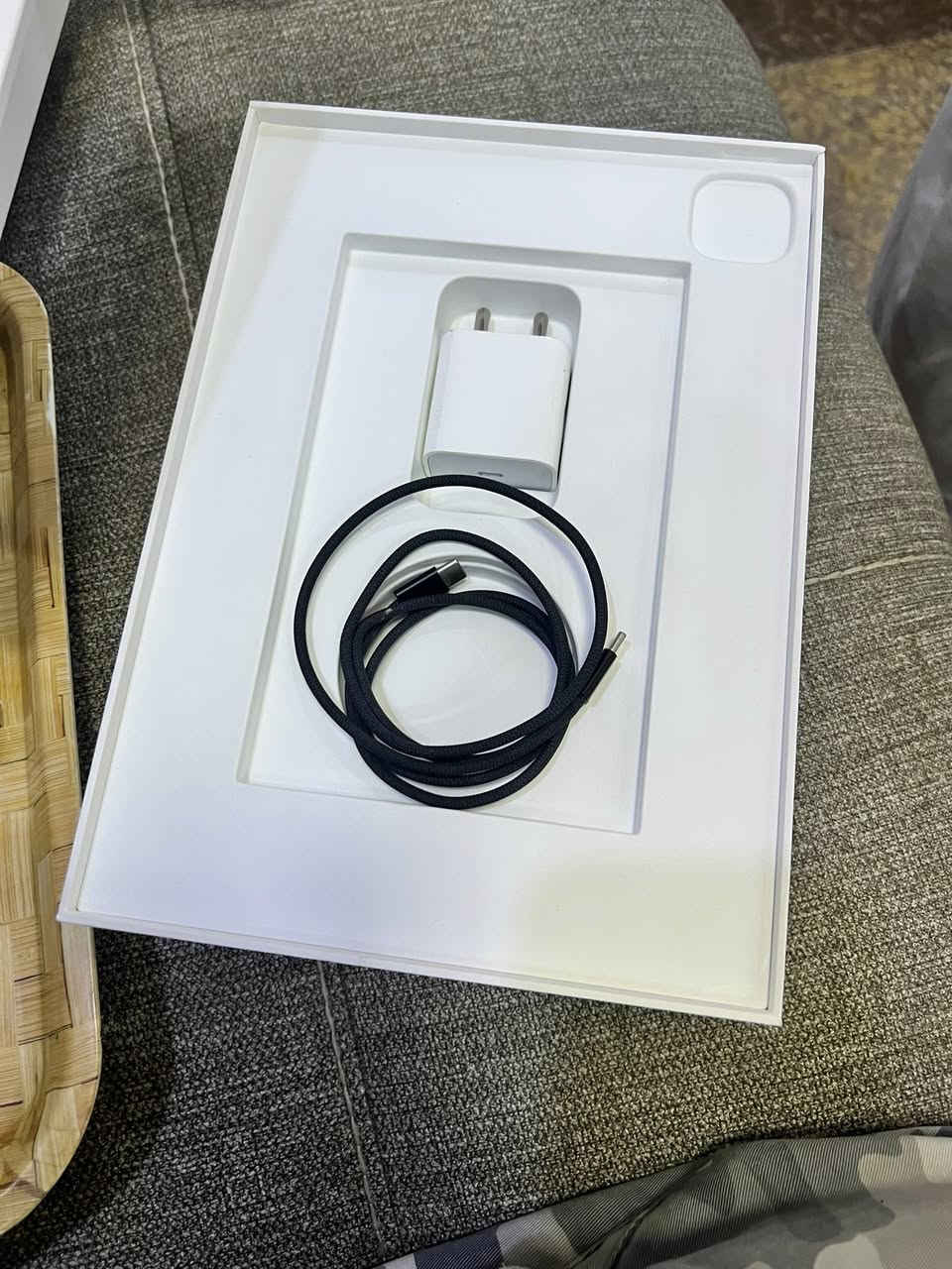ايباد 11 m5 ذاكره 256 بطاريه 100 جهاز كامل باكيت  شاحنه ***********
