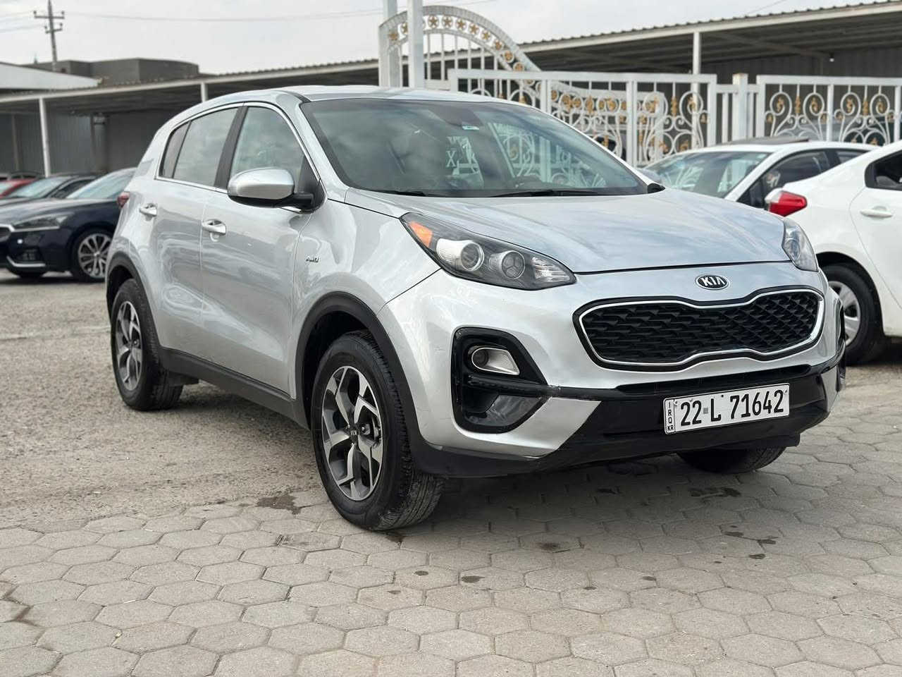 بسم الله للبيع كيا سبورتج موديل 2022امريكي ضررهة بسيط جداً ماكو امريكي يجي هيج ضرر خفيف السونار موجود بالمنشور السيارة بعدهة على وضع الشركة قطعتين تبريد مكينة 2400 كفالة عامة ومعروفة مواصفات السبورتج الراقية السعر 180 وبيهة مجال بسيط الشراي يتصل *********** 
الرمادي مركز المدينة
