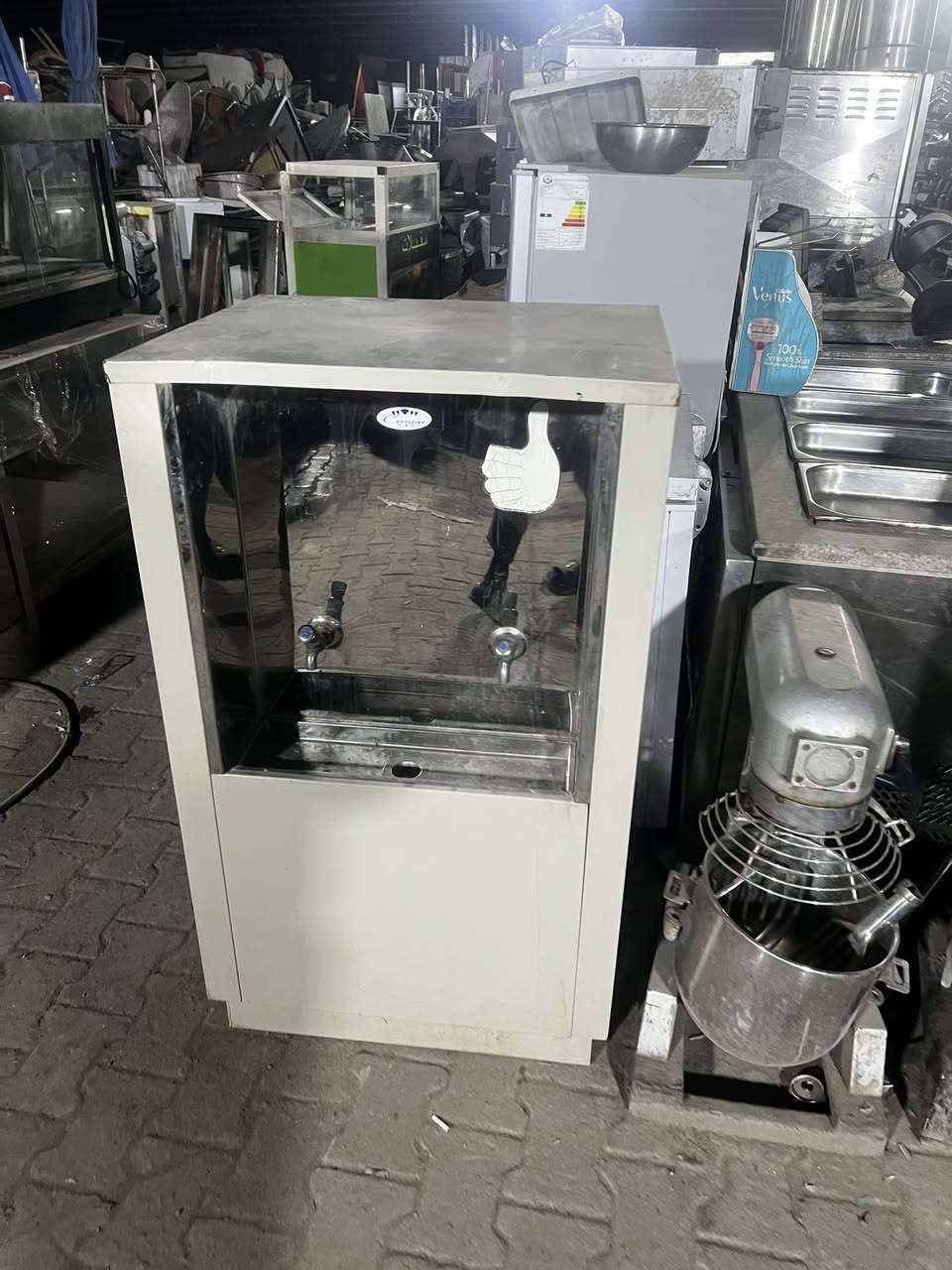 سلام عليكم 
مستعدون لتجهيز كافة المطاعم و الفنادق 
بيع و شراء جمع الأغراض المستخدمه
سيد مصطفى.        ( ***********)
