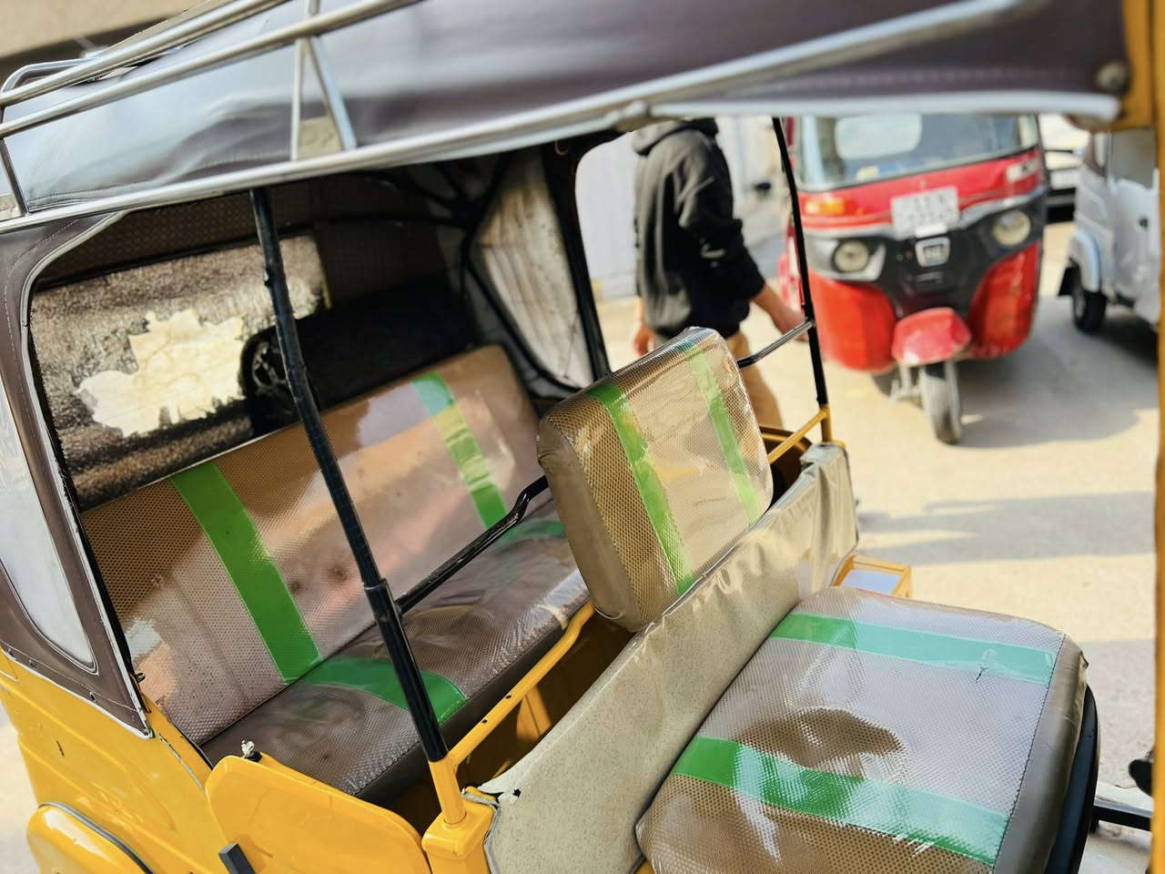 سلام عليكم تكتك للبيع 21محسوبه على 22 تكتك خير من الله مكينه كير كفاله. رقم رسنويه إنكليزي (كربلاء ) بسمي تحويل مكان بغداد الشعب قريب على سما بغداد بيه ملاحضه او قطه صبغ  مشر بصوره 
السعر 8 ملاين وبيه مجال قليل 
رقم الهاتف ***********
