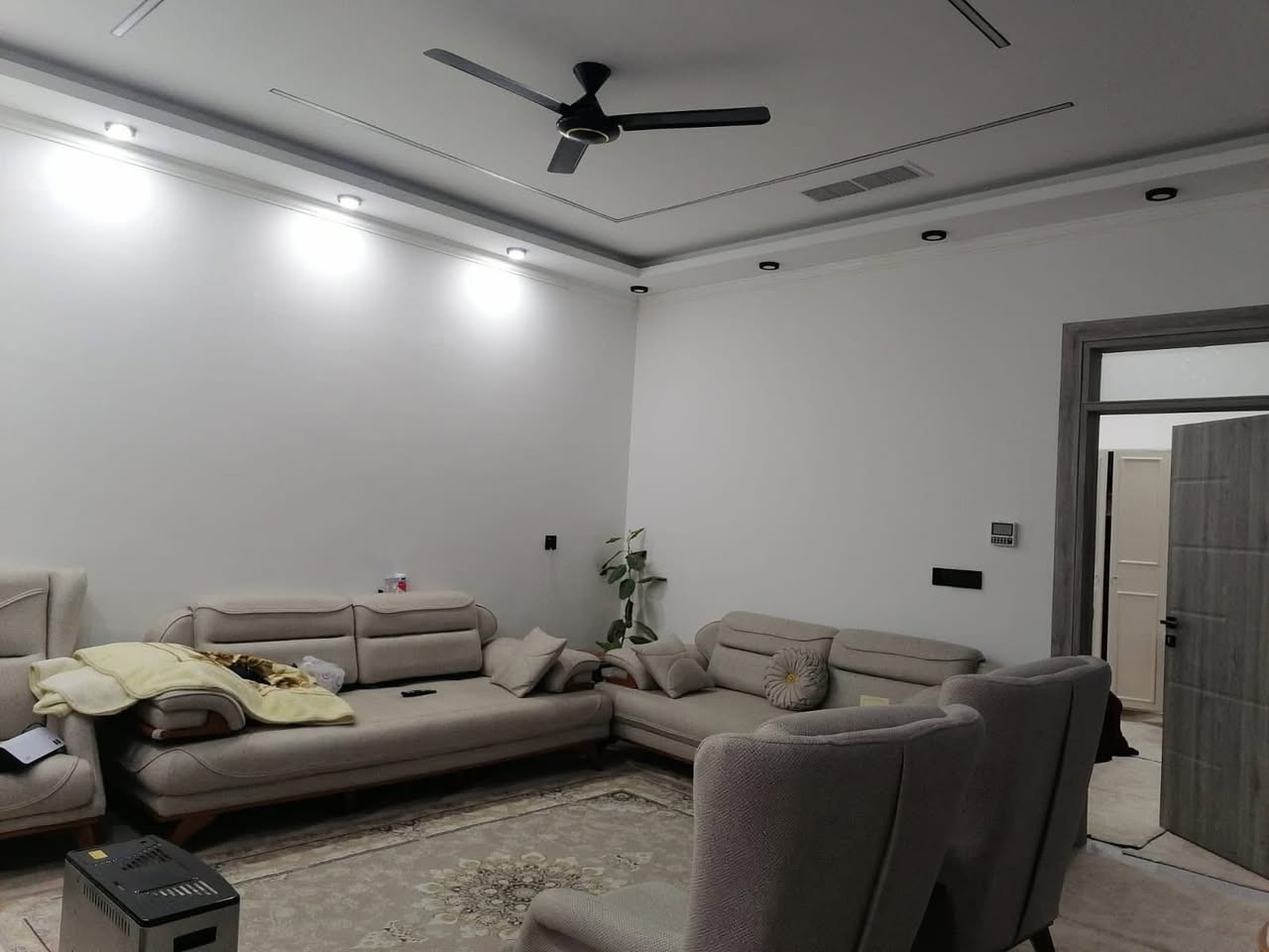 #دارللبيع
خانووى دوو نهوم بو فروشتن له گه ره كى ئيسكان پشت متوسطة 11 ئازار كون

روبه رى 112 متر طابو ملك صرف

پيكهاتوه له :-  1 ژور نوستن - مطبخ - ميوان - هول - گه راج
نهومى دووه م 3 ژور نوستن - بيتونة

نرخ 175 مليون 

بوزانيارى زياتر په يوه ندى بكه ن به عقارات ستار اكرم بازرگان

📍ناونيشان : كه ركوك بازارى ئازادى ته لارى ئاسو

***********
***********
