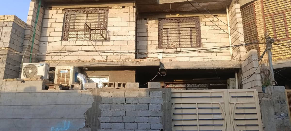 دار للبيع في حي المرتضى گاع جواهر مساحه 100 م واجهه 10 نزال 10 يحتوي على ثلاث غرف نوم واستقبال ومطبخ مع الملحقات الاستفسار عالرقم ***********
