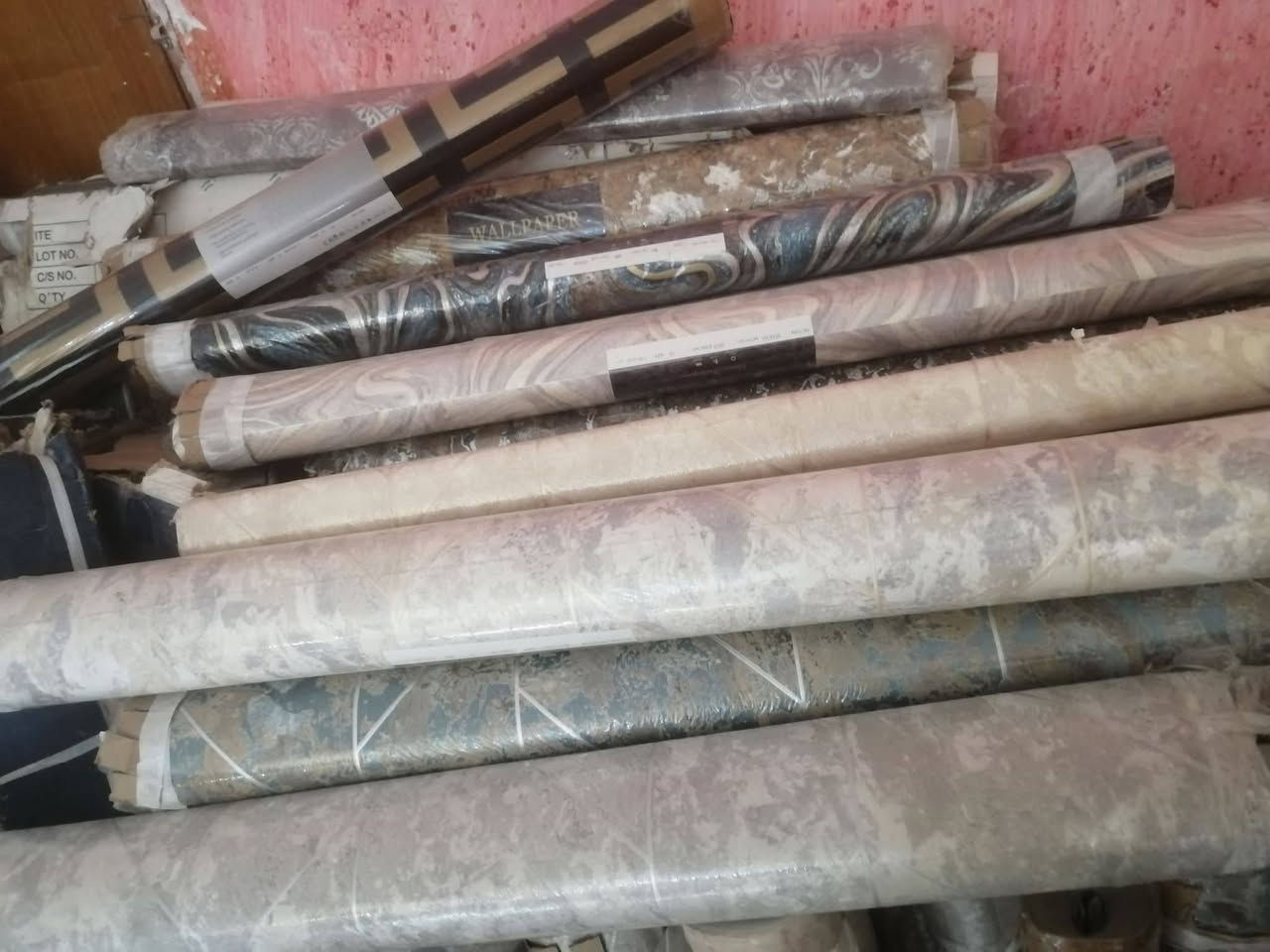 #ورق جدران للجملة
تقريبا 900 رولة  بسعر 6 ملايين
تطلع الرولة 6،750 الف 
 لصحاب المحلات الديكور والاصباغ 
بأسعار مناسبة تصفية محلات
لحجز والاستفسار
***********
***********
***********
