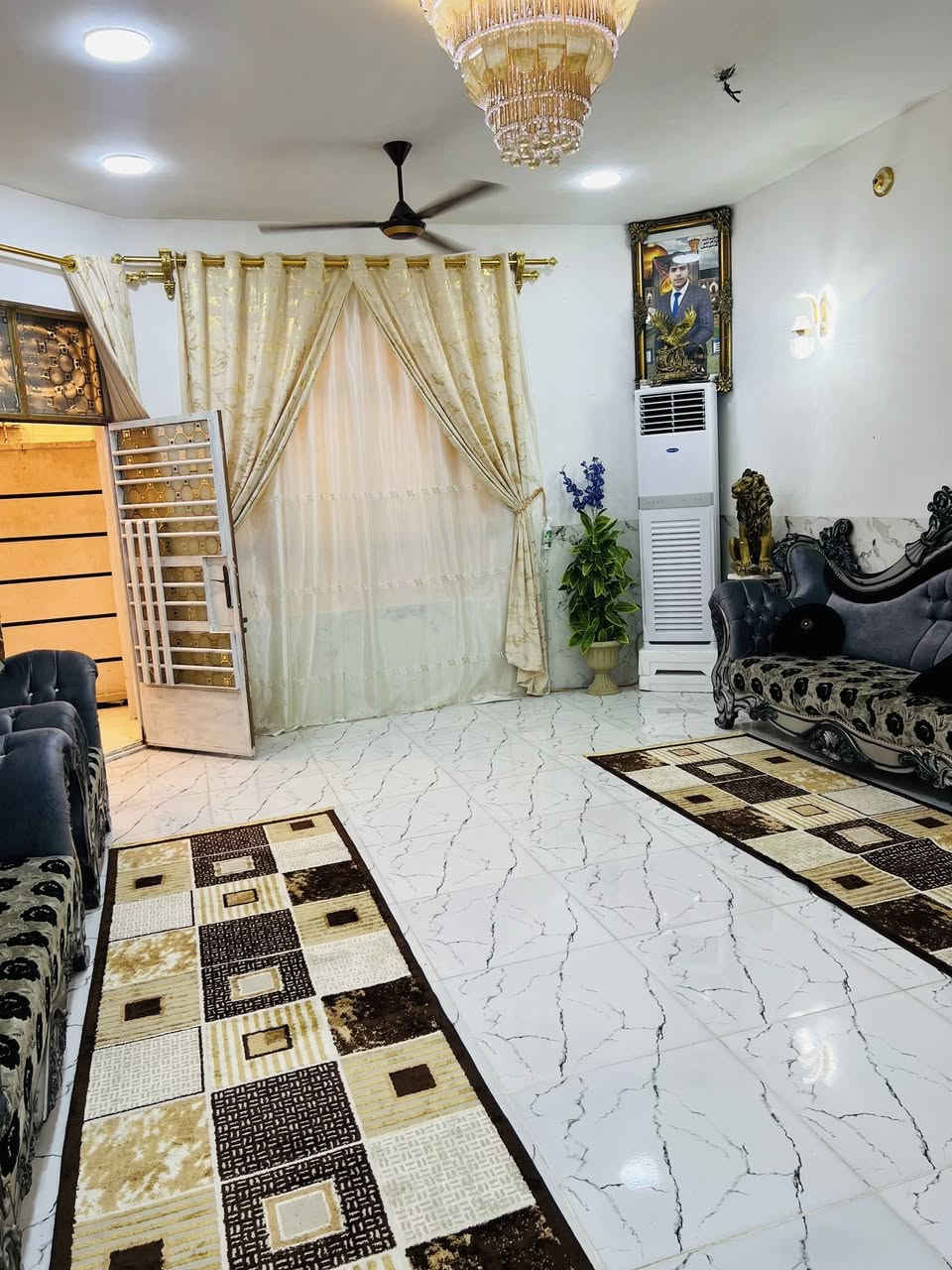 بسم الله الرحمن الرحيم
السلام عليكم بيت قاطين مساحه 170 متر طابو ملك صرف تحويل مباشر 

يحتوي على خمس غرف نوم حمامات داخليه وخارجيه 

صاله واستقبال 

العنوان السياحي منطقه الشاعوره 

السعر 80  مليون 

***********
