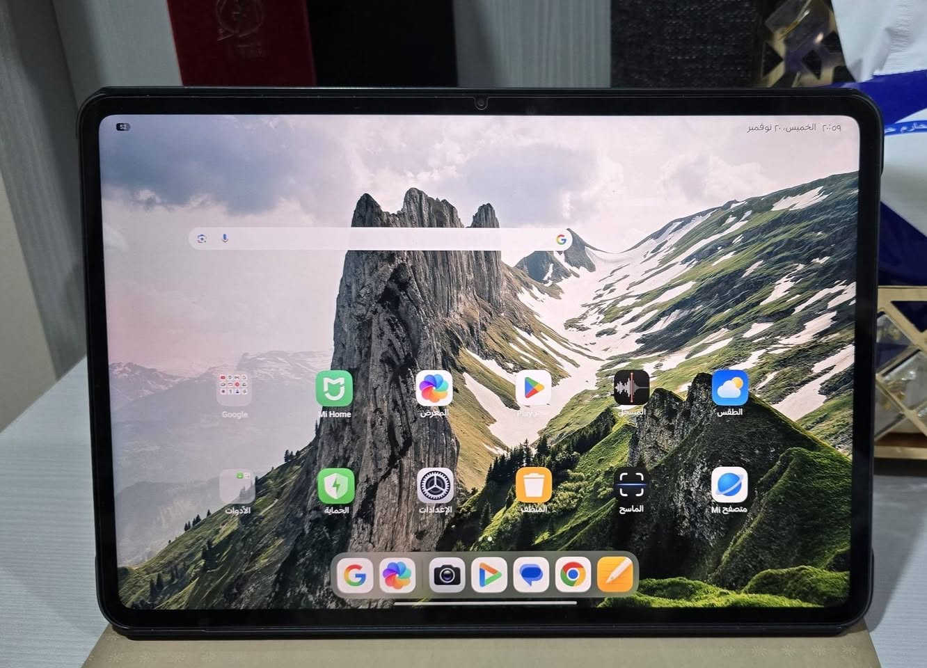 للبيع مستعمل شهريين ٦٥٠  وبي مجال
مواصفات Xiaomi Pad 6S Pro 12.4
الشاشة
الحجم: 12.4 إنش
الدقة: 3K (3048 × 2032 تقريباً)
نوع الشاشة: IPS LCD
معدل التحديث: 144Hz
السطوع: حتى 900 nits
دعم: HDR10 + Dolby Vision
📖 مناسبة للقراءة والعمل بسبب نسبة العرض 3:2. �
Xiaomi +١
المعالج والأداء
المعالج: Snapdragon 8 Gen 2
دقة التصنيع: 4 نانومتر
كرت الشاشة: Adreno 740
النظام:Android 16 مع HyperOS
⚡ معالج قوي جداً مناسب للألعاب الثقيلة والتصميم. �
Gadgets 360 +١
الذاكرة والتخزين
12GB RAM + 512GB
نوع الذاكرة LPDDR5X والتخزين UFS 4.0 السريع. �
Gadgets 360 +١
الكاميرات
الخلفية: 50MP + 2MP
الأمامية: 32MP
تصوير الفيديو: حتى 4K 60fps. �
mobile92
البطارية
السعة: 10000 mAh
الشحن: 120 واط HyperCharge
يشحن تقريباً خلال 35 دقيقة بالكامل. �
الصوت
6 سماعات ستيريو
دعم Dolby Atmos
🎧 صوت قوي مناسب للأفلام والألعاب. �
Xiaomi +١
الاتصال والمنافذ
Wi-Fi 7
Bluetooth 5.3
USB-C 3.2
يدعم القلم الذكي والكيبورد المغناطيسي. �
التصميم
الوزن: 590 غرام
السماكة: 6.3 مم
هيكل: ألمنيوم + زجاج Gorilla Glass 5. �


**إذا كنت صاحب هذا الإعلان وتريد حذفه لأي سبب، رجاءا أرسل رسالة إلى الدعم الفني**