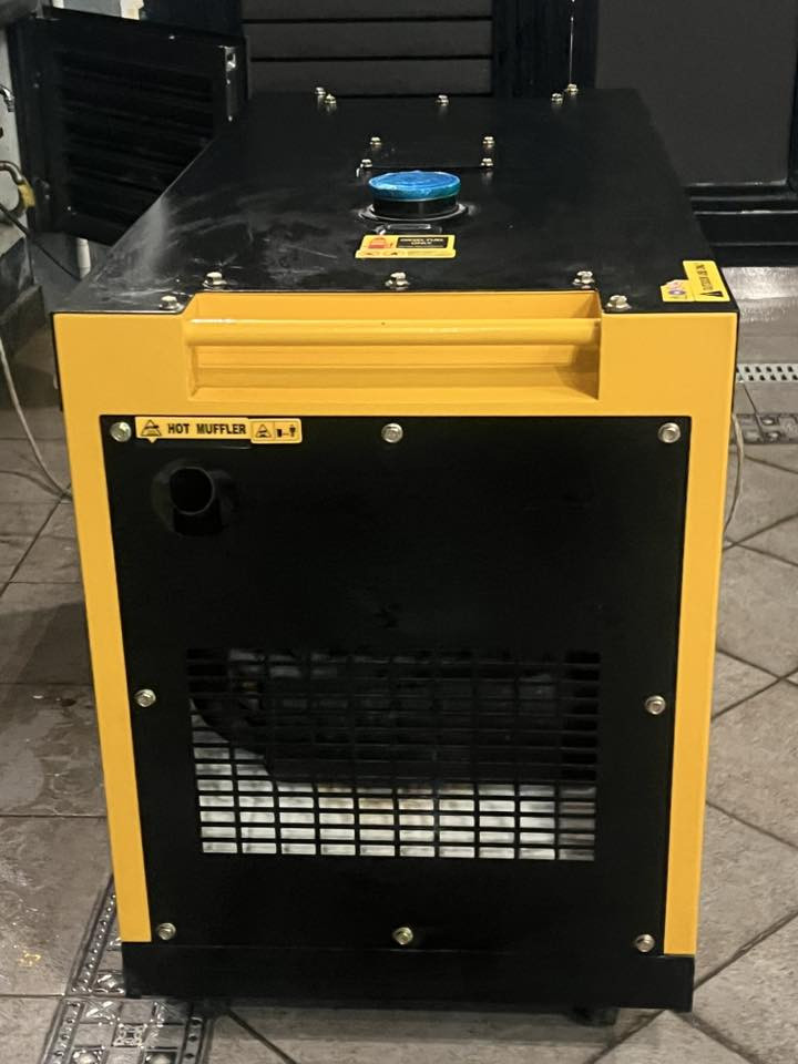 السلام عليكم مولدللبيع
:

* الماركة: Kubota-X
* الموديل: KDE9500TC
* النوع: مولد گاز
* التردد: 50 هرتز
* الجهد: 230/400 فولت
* القدرة المستمرة: حوالي 8 كيلوواط
* القدرة القصوى: حوالي 9.5 كيلوواط
* التشغيل: سلف كهربائي (بطارية)
* نظام التبريد: هوائي
* الوقود: گاز
* مناسب لتشغيل المنازل الكبيرة والمحلات والأجهزة ذات الأحمال المتوسطة إلى العالية. 

وبسعر مناسب 

المكان / بغداد حي اليرموك 

للتواصل خاص او على رقم الهاتف 
                              ***********.
