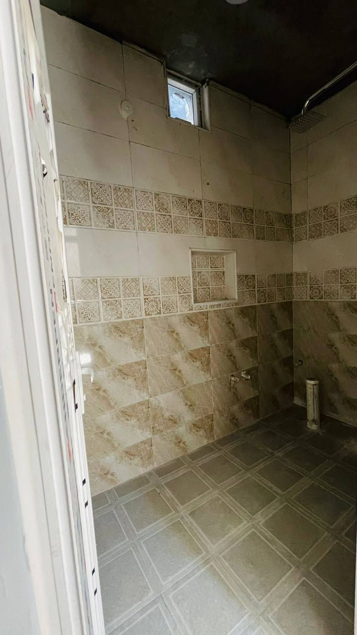 بيت للايجار حي الحسين الثاني يتكون من غرفتين وهول وكلدور وصاله ومطبخ حار وبارد ومناور اثنين مساحه البيت 200م قيمه الاجار 325 وبيها مجال البيت غير مسكون سابقا ***********
