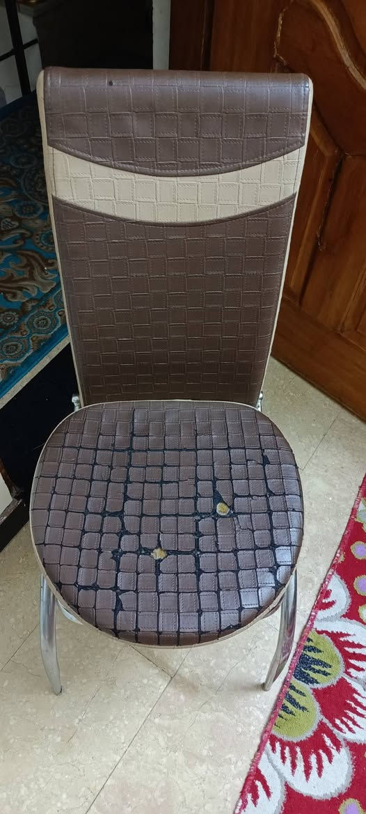 ميز طعام مستعمل 
قابل للتكبير 
اربع كراسي 
للتواصل
***********
عنواني شارع فلسطين 
السعر ٦٠ الف
