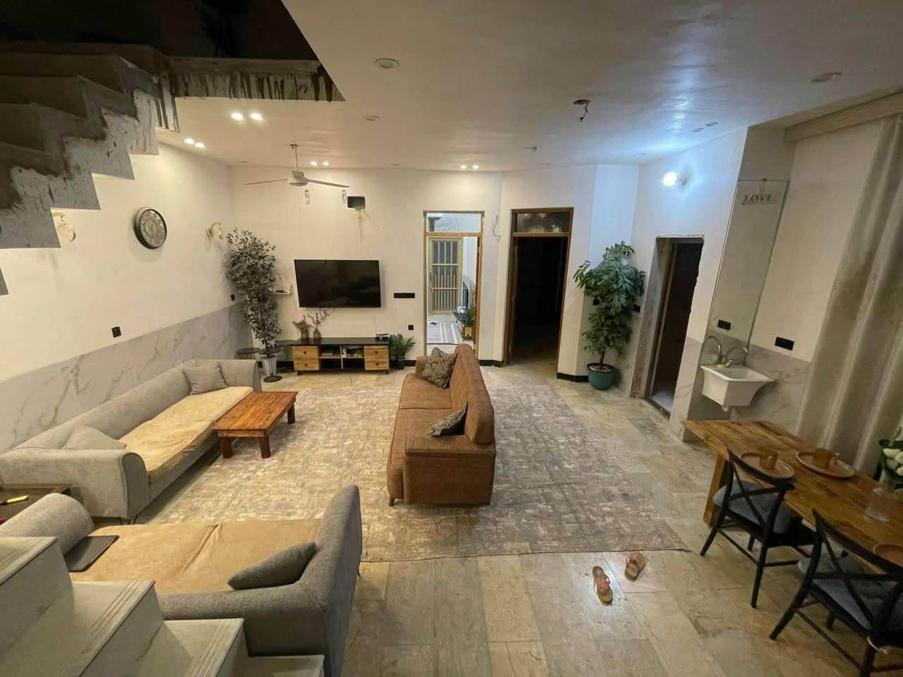 ملاحظه مهمه الدار بناء فول درجة اولى ارضية مرمر وكهرباء من احدث وافضل الانواع شغل شركة هندسية اختصاص وماء ومجاري من احدث وافضل الانواع وموقع حلو ومرتب وشارع عريض رصيف جديد البيت بناء سنة 2024 حديث بغداد, العراق


**إذا كنت صاحب هذا الإعلان وتريد حذفه لأي سبب، رجاءا أرسل رسالة إلى الدعم الفني**