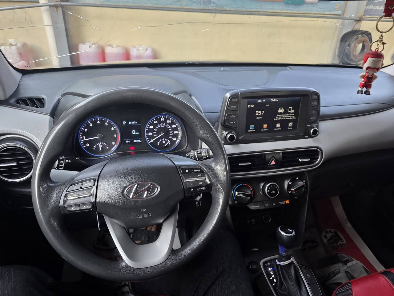 السلام عليكم كونة موديل ٢٠٢١ وارد امريكي
محرك ٢٠٠٠ دوش / لون فيلي
ماشية ٤٢٠٠٠الف ميل 
فئه le / حادث بسيط ضربه باب خلف السايق ومعدل عالبارد بدون تبديل اي قطعه 
الايرباك سليم  
السعر ١٤٣ وبيها مجال 
***********
