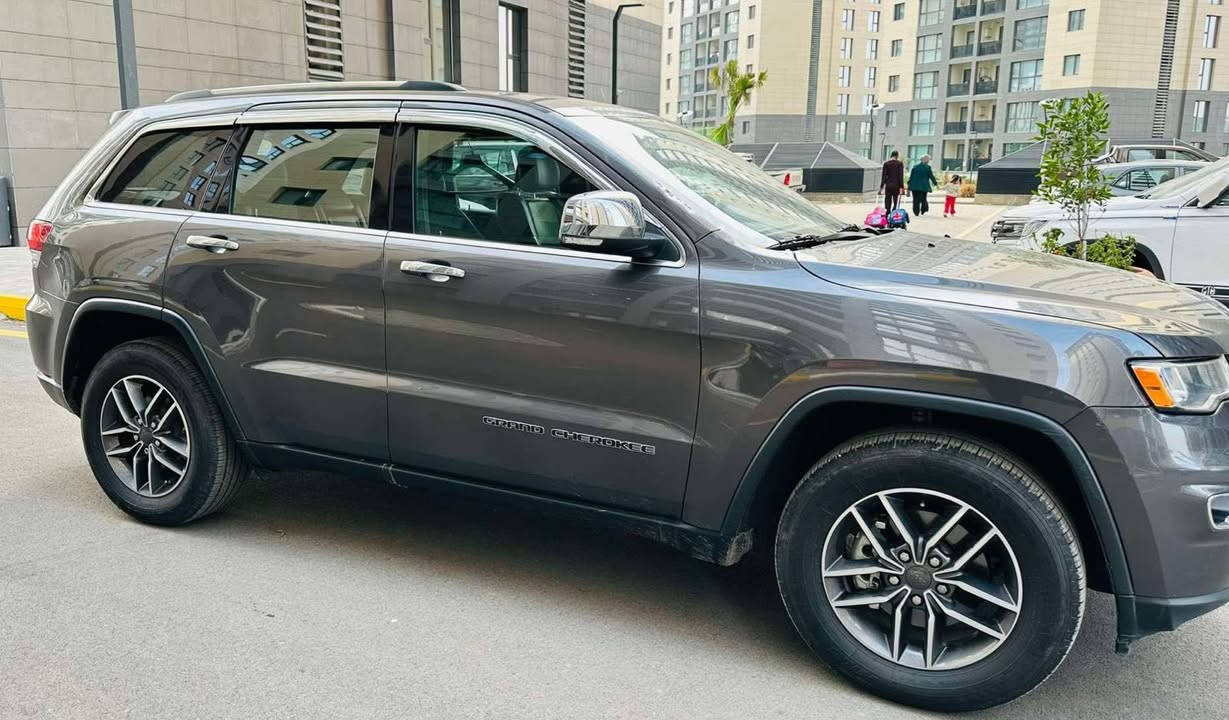 السلام عليكم
جيب كراند شيروكي 2020 أمريكي 
أبيض 
بدون حادث كلين 
 (السونار مرفوق مع الصور امريكا) 
مواصفاتها 
فتحه سلايد روف
بصمه تشغيل عدد (2)
،صندوق كهربائي، 
كشنات كهربائي و ذاكرة
تدفئه كشنات، 
قطعتين تبريد، 
كشنات جلد اسود 
، مكينه ٣٦٠٠ 
، وبيها مواصفات هوايه 
ماشيه 78 الف 
السعر 240$ ورقه وبيها مجال بسيط 
السياره جاهزه مابيها اي نقص 
ماتصرف عليها دينار 
+9647714447601
