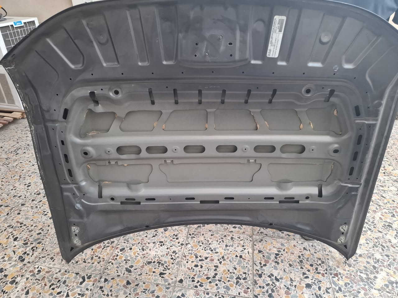 سلام عليكم بنيد سياره جيب اصلي من امريكا هاي ضربه مالته واضحه بصوره  السعر 200 الف مكان بغداد البلديات رقم الهاتف ***********
