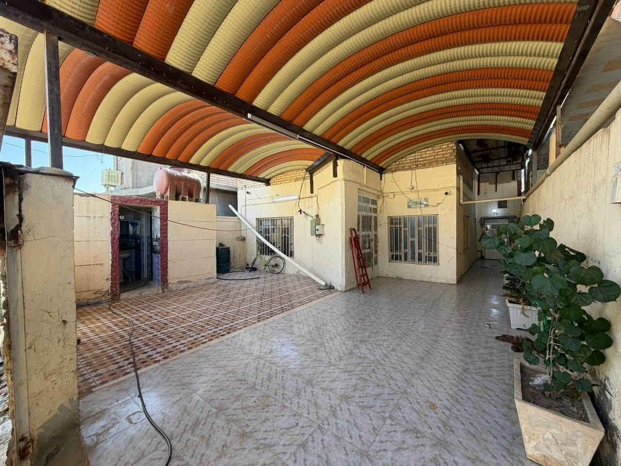 دار سكن زراعي قانون ٢٥ مساحته ٢٠٠ م حي الكرار بناء بلوك والسقف عكاده يحتوي الطابق الأول ع ١ غرفه نوم واستقبال ومطبخ وصاله وصحيات والطابق الثاني ١ غرفه نوم وصاله مجاري كامله ومعامله ماشيه بالبلديه للإستفسار مراجعه مكتب القريني للعقار الجمعيه بالقرب من السايدين *********** او ***********
